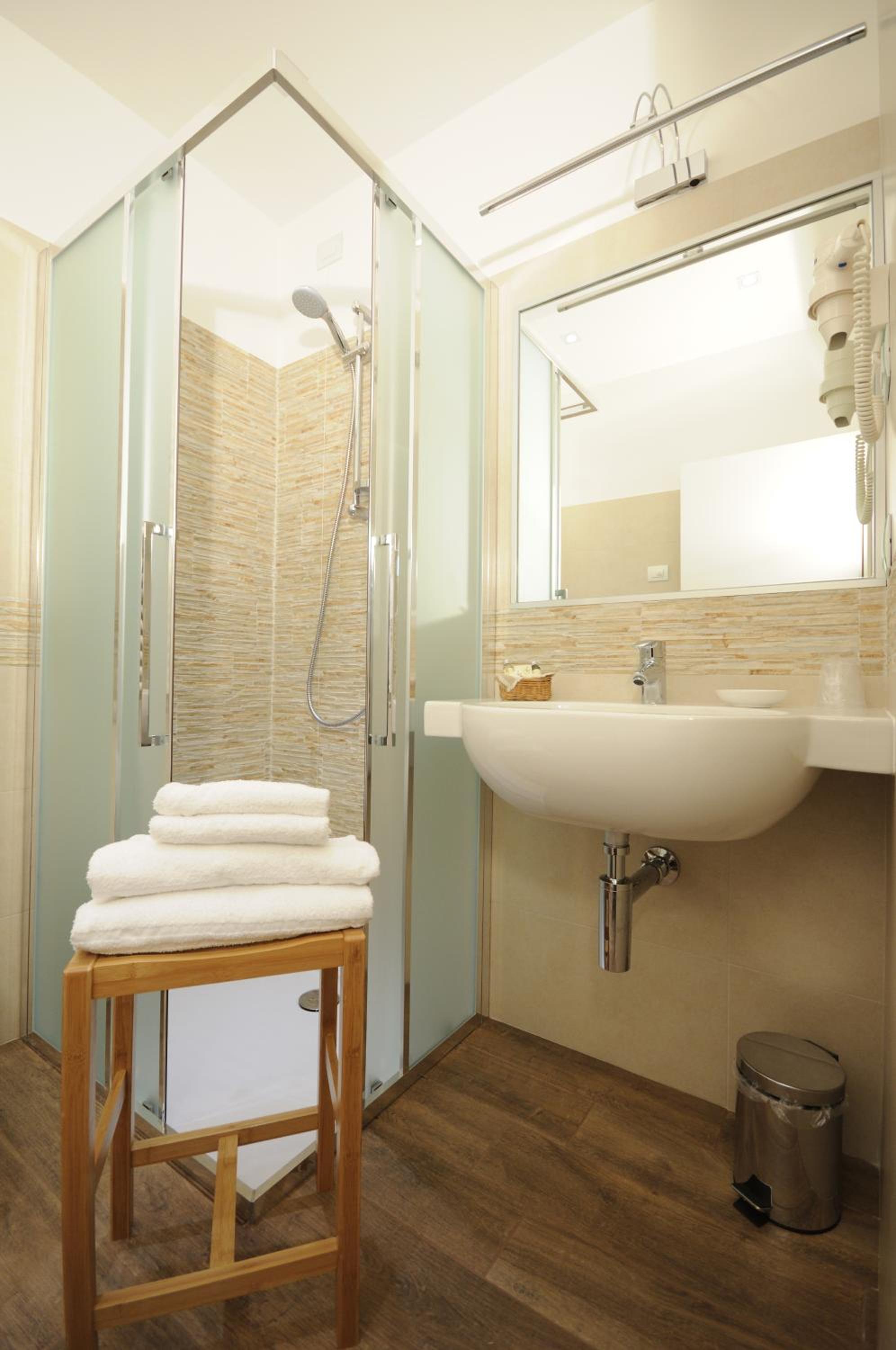Double or Twin Room with Balcony - Photo 2