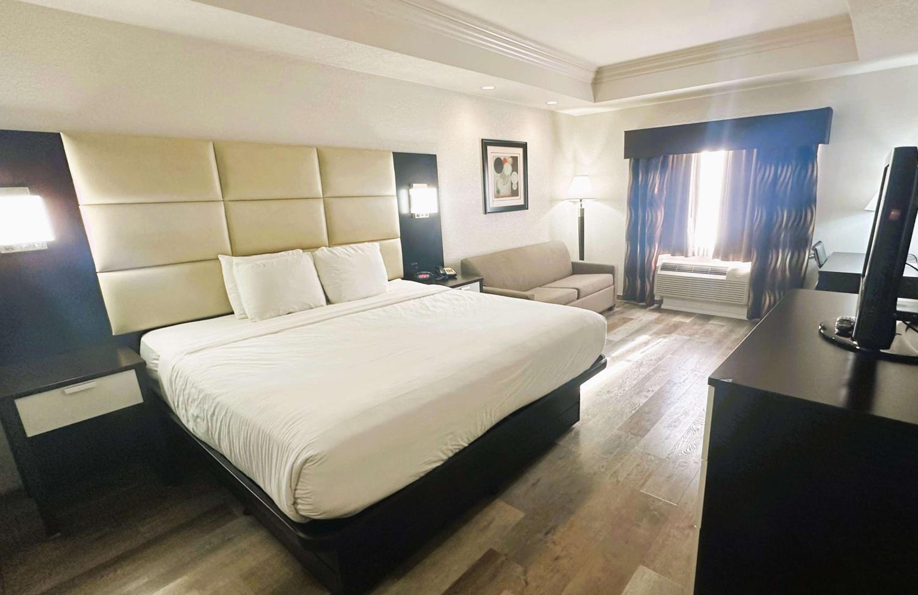 King Room with Sofa Bed - Pet Friendly/Non Smoking - Photo 1