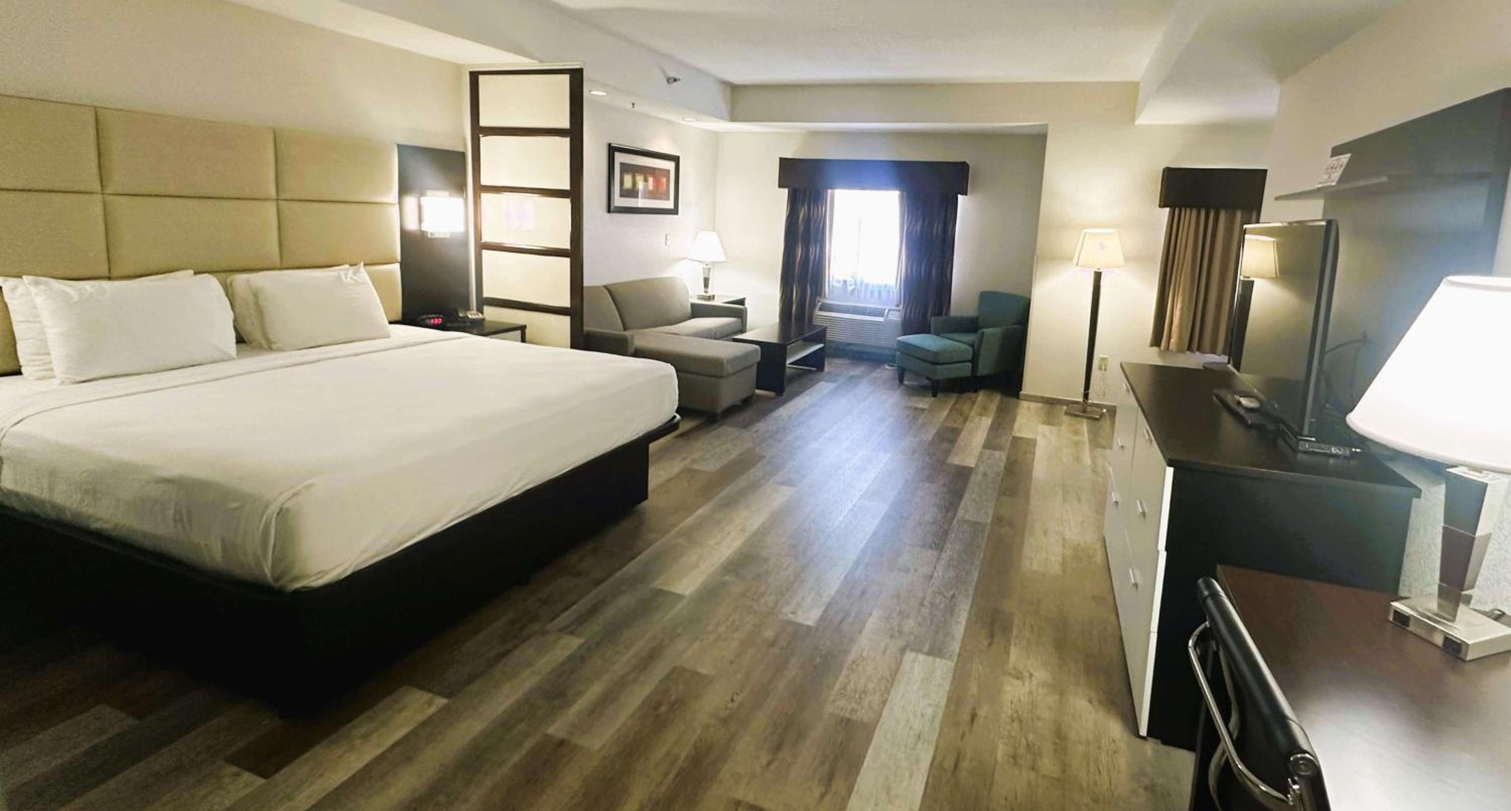 King Suite with Sofa Bed - Non Smoking - Photo 2