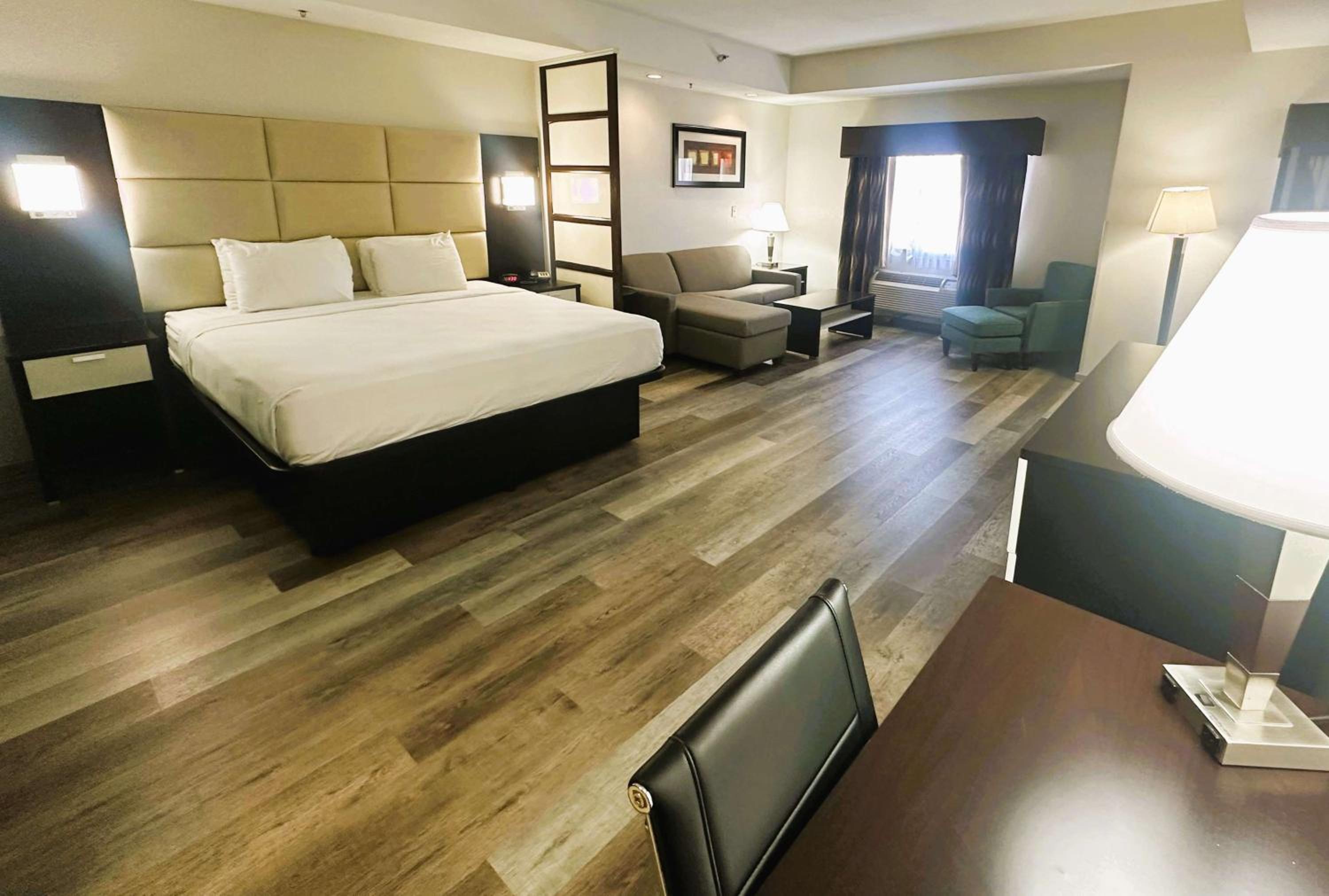 King Suite with Sofa Bed - Non Smoking - Photo 1
