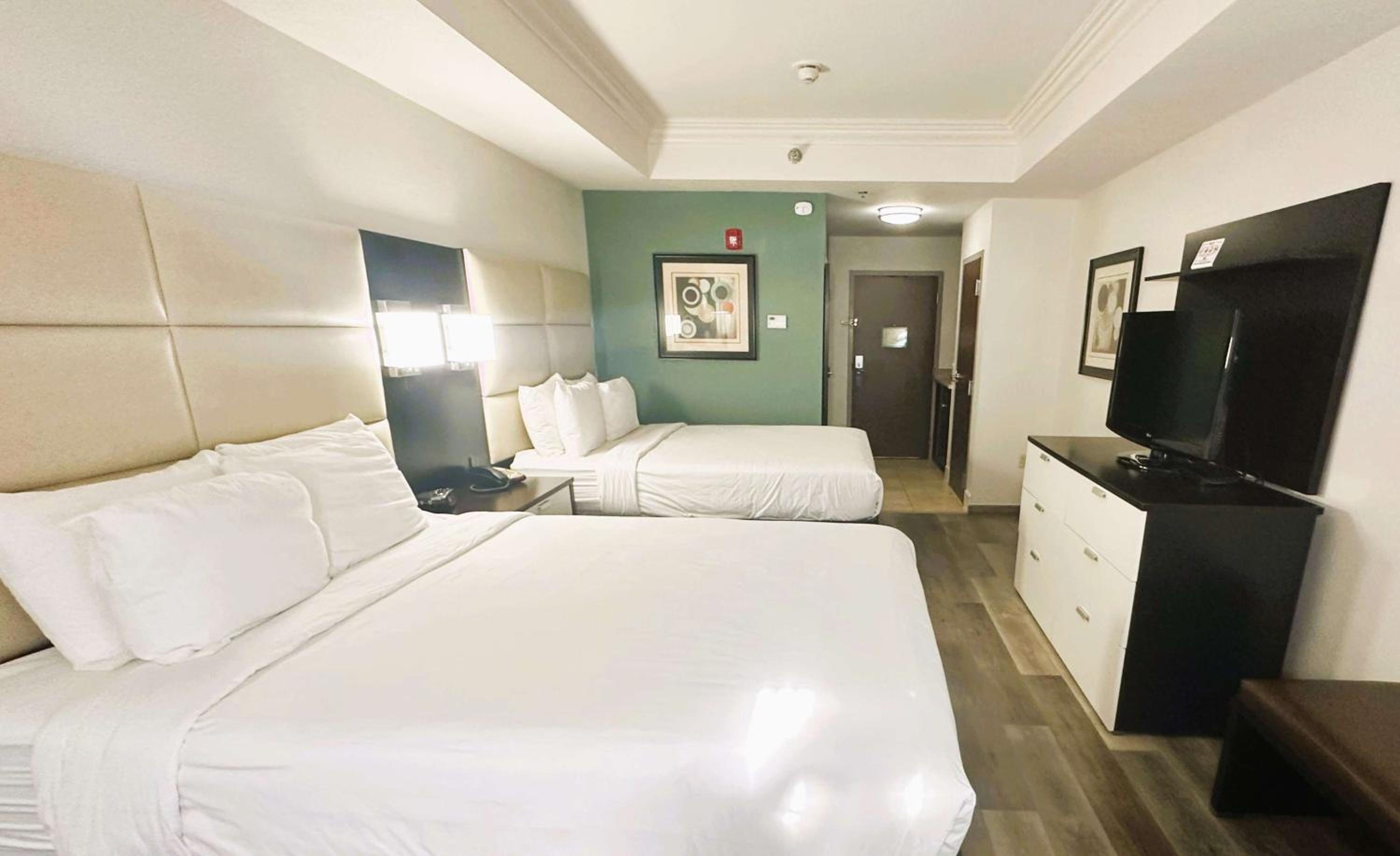 Queen Room with Two Queen Beds - Pet Friendly/Non-Smoking - Photo 3