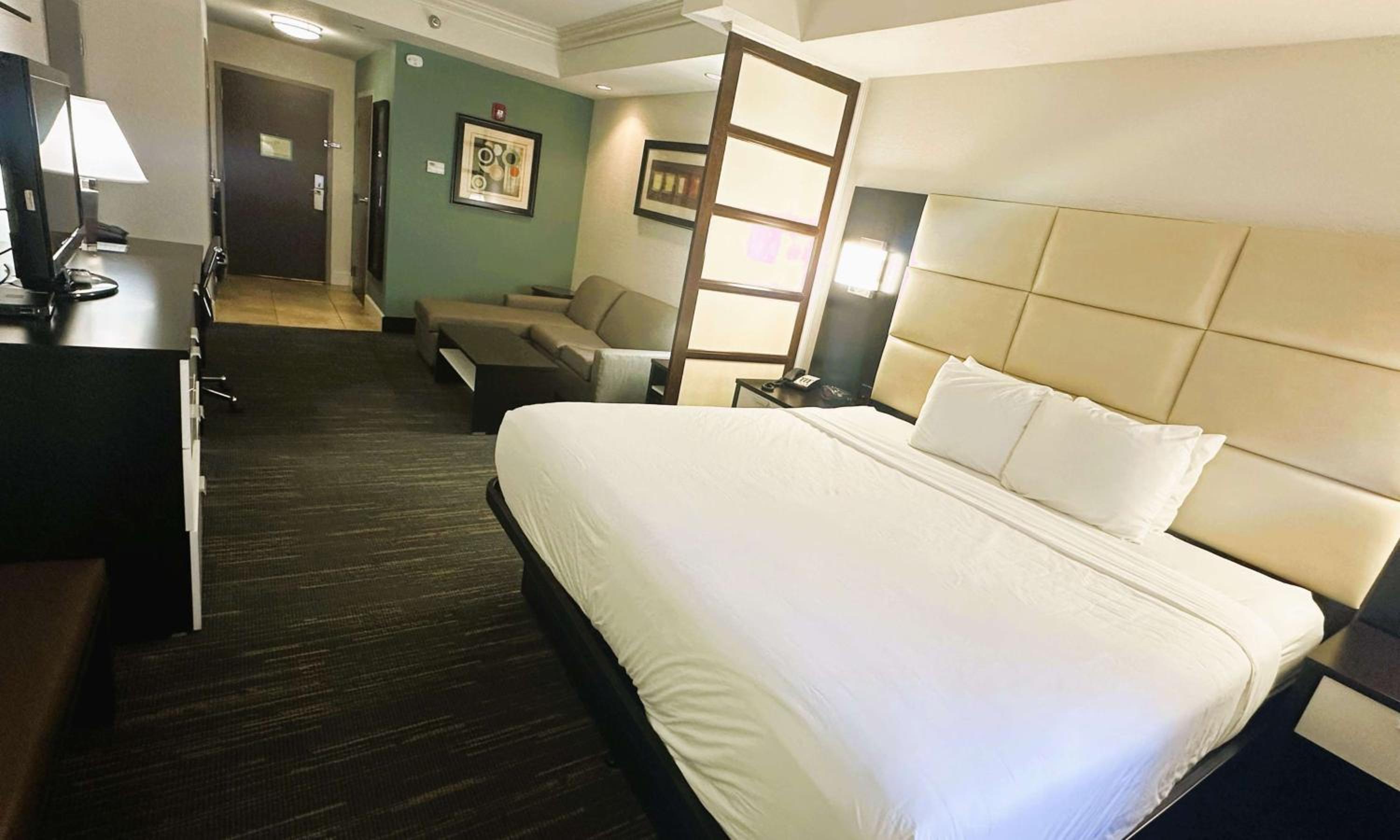 King Suite with Sofa Bed and Bathtub - Disability Access/Non-Smoking - Photo 1