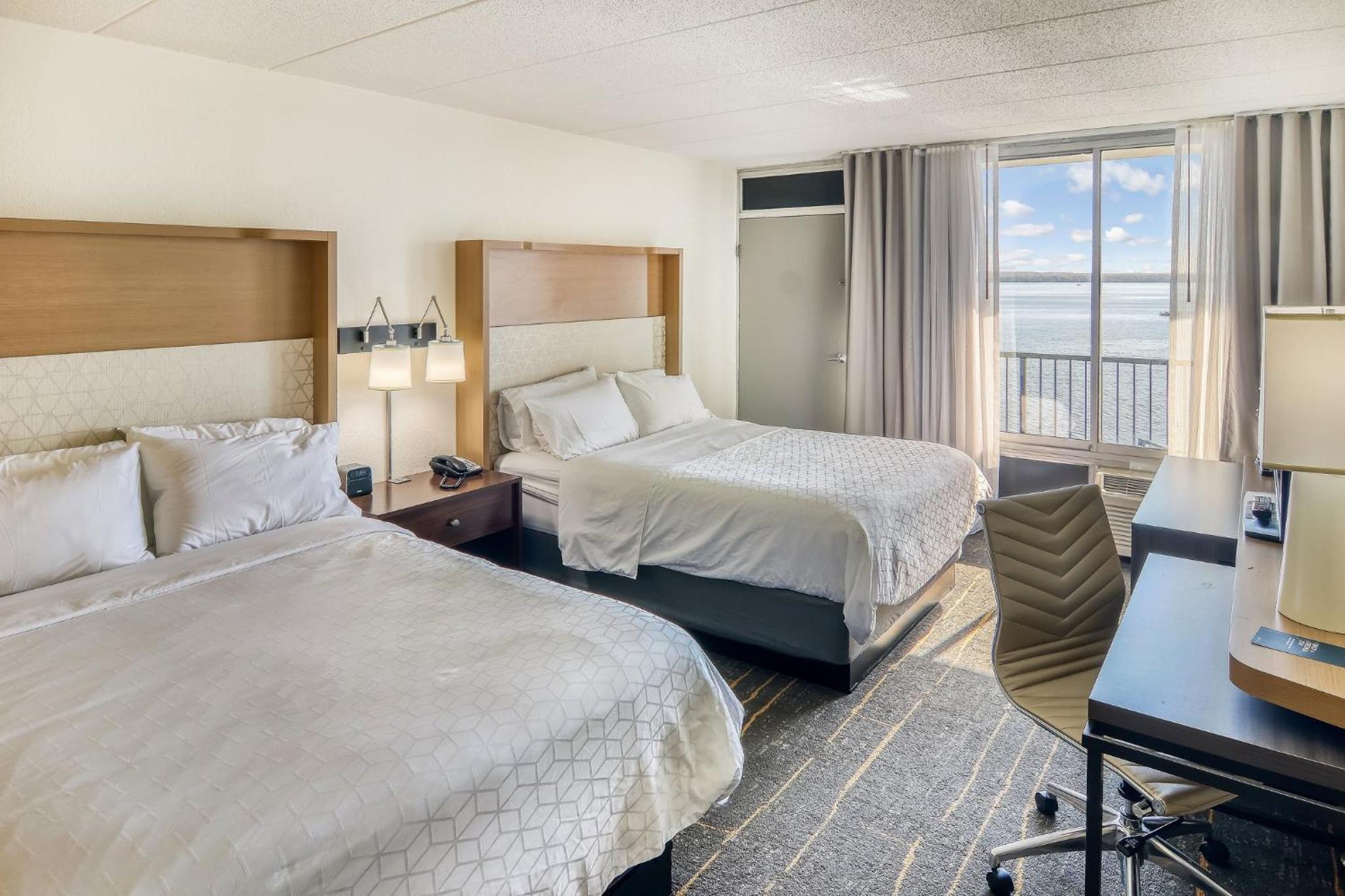 Queen Room with Two Queen Beds and Balcony - Non-Smoking - Photo 5