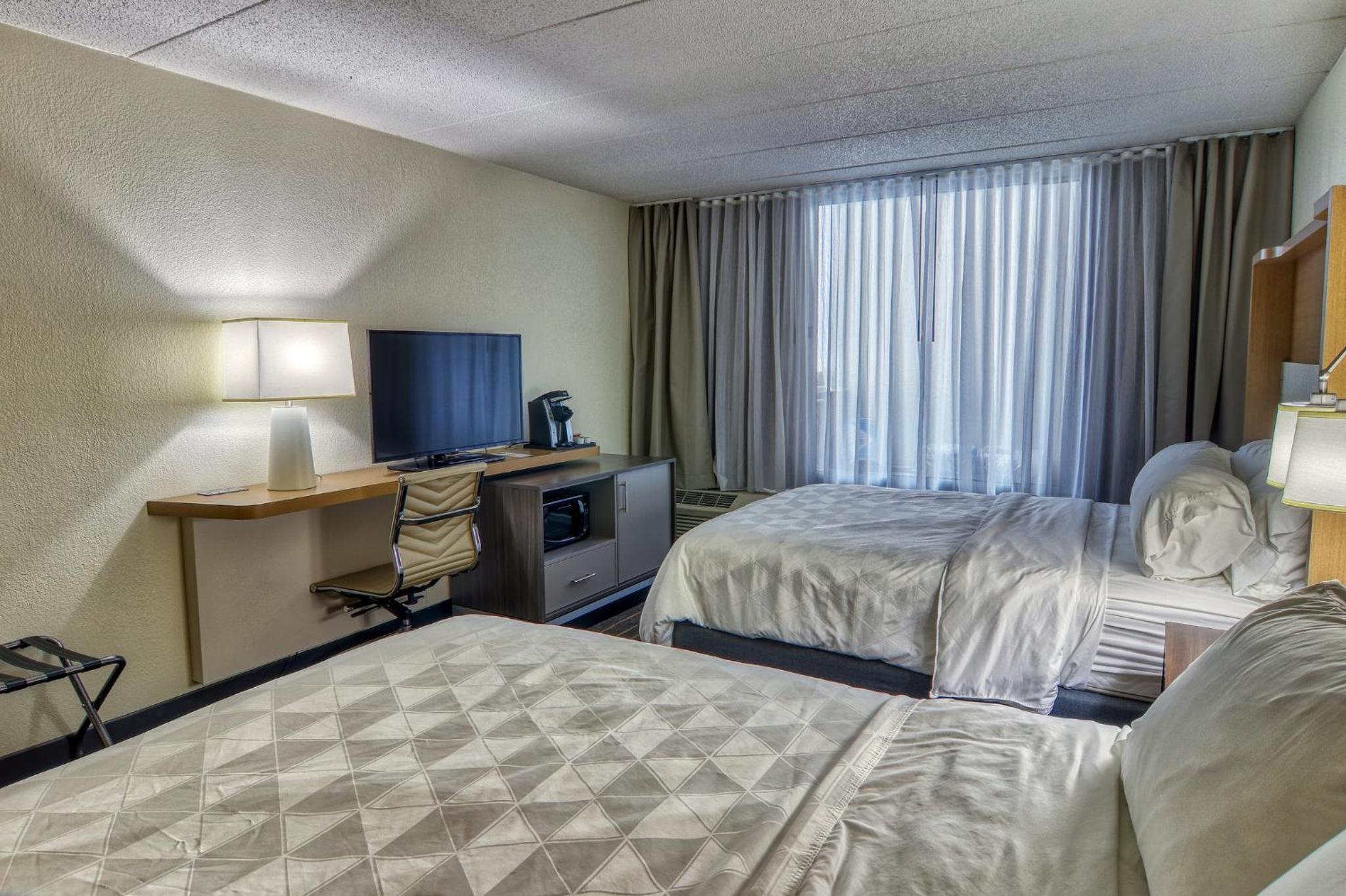 Queen Room with Two Queen Beds - Pool Side - Photo 4