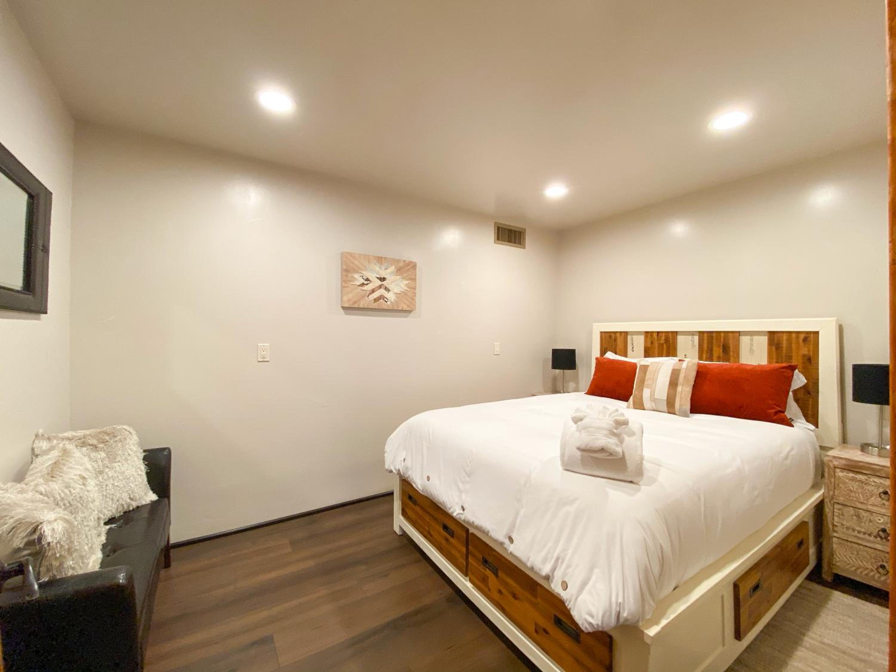 Five-Bedroom House photo 3