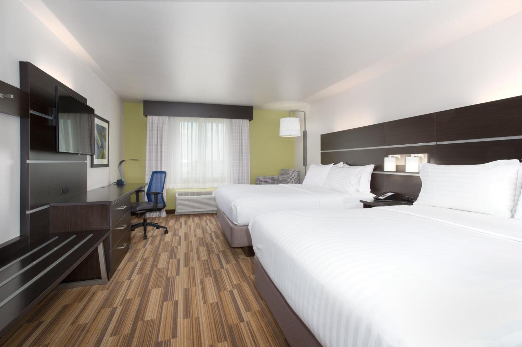 Queen Room with Two Queen Beds - Hearing Accessible/Non-Smoking photo 1