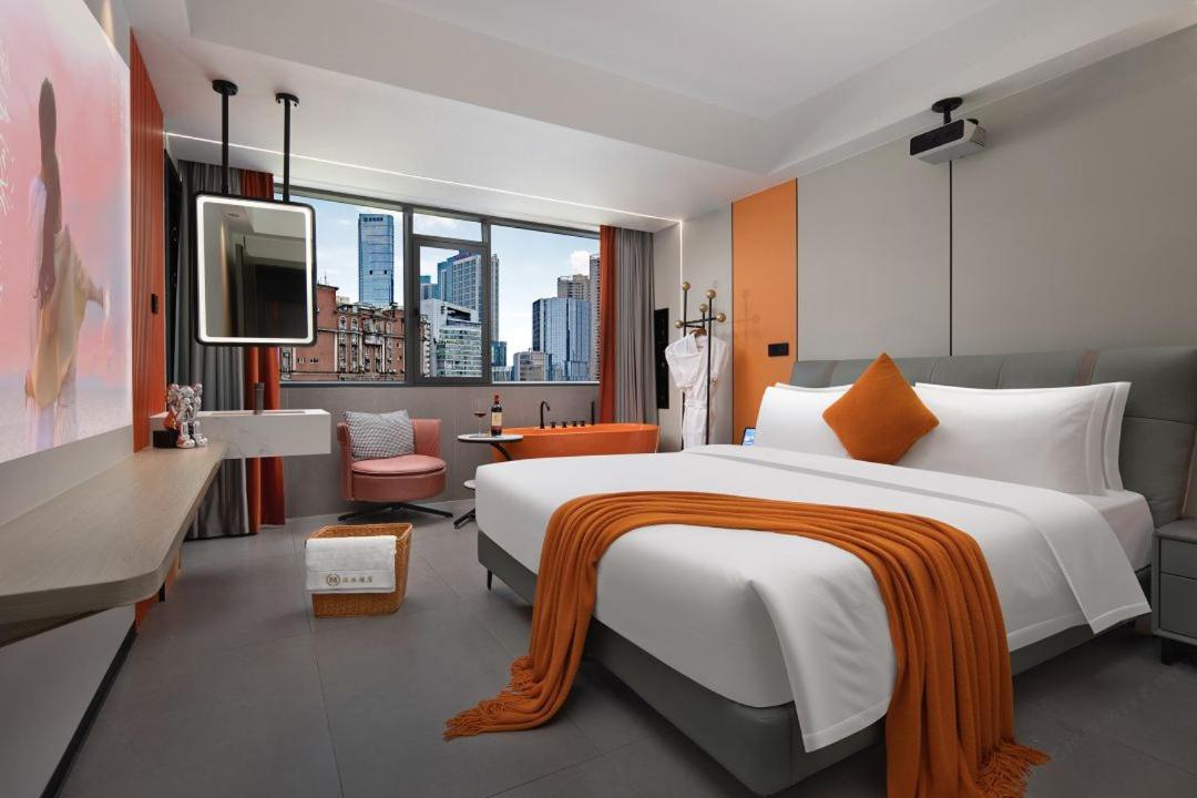 Deluxe King Room with Bathtub photo 1