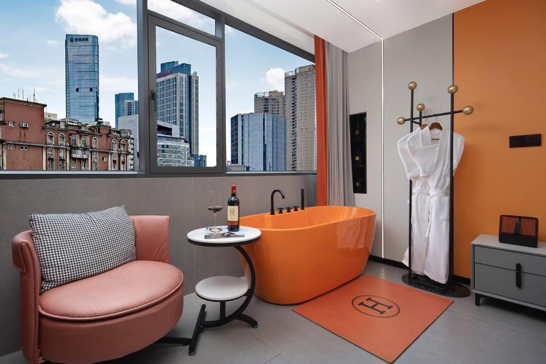 Deluxe King Room with Bathtub photo 2