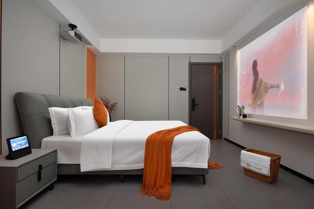 Deluxe King Room with Bathtub photo 3