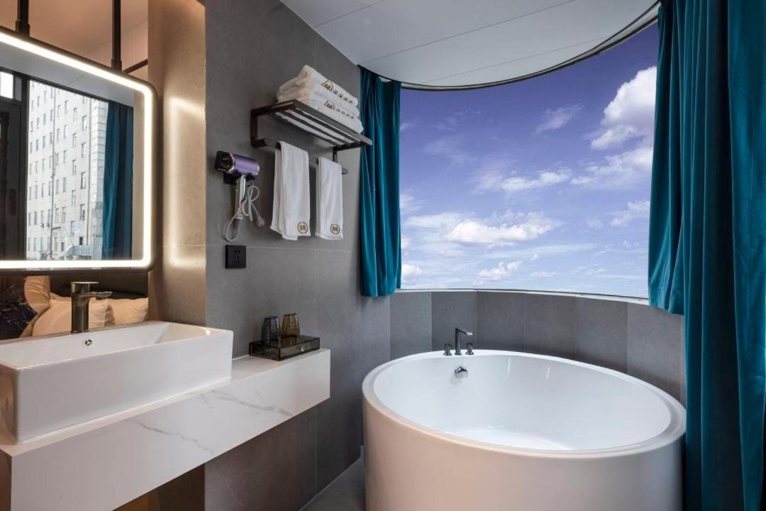 Bathtub King Room photo 2