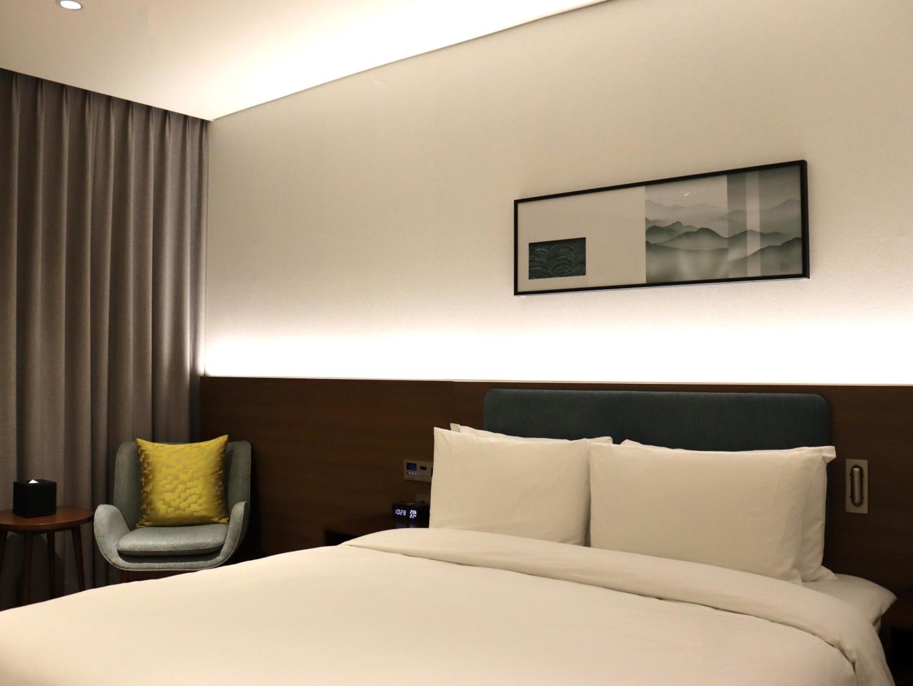 King Guest Room - Photo 4
