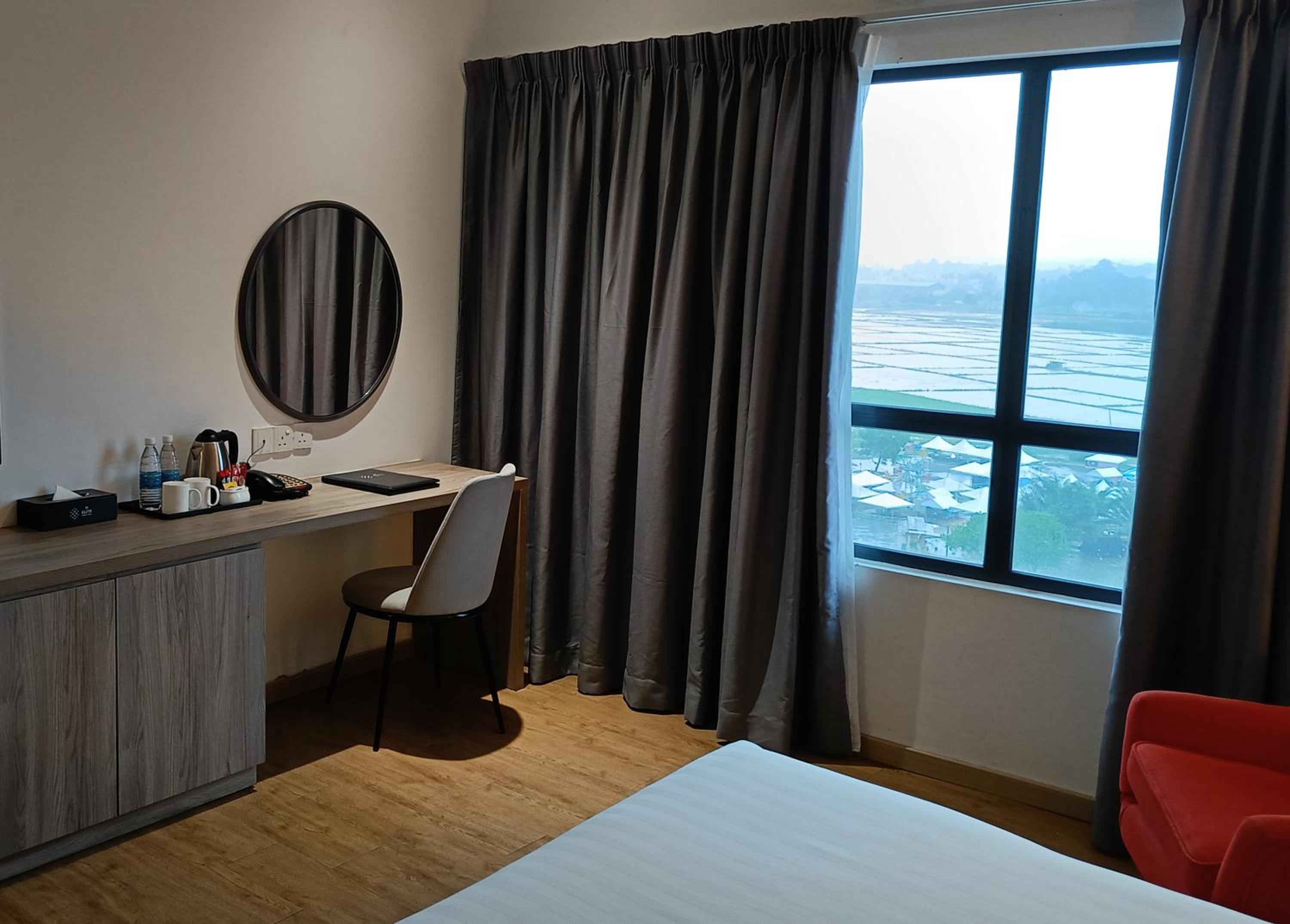 Superior King Room - Photo 3