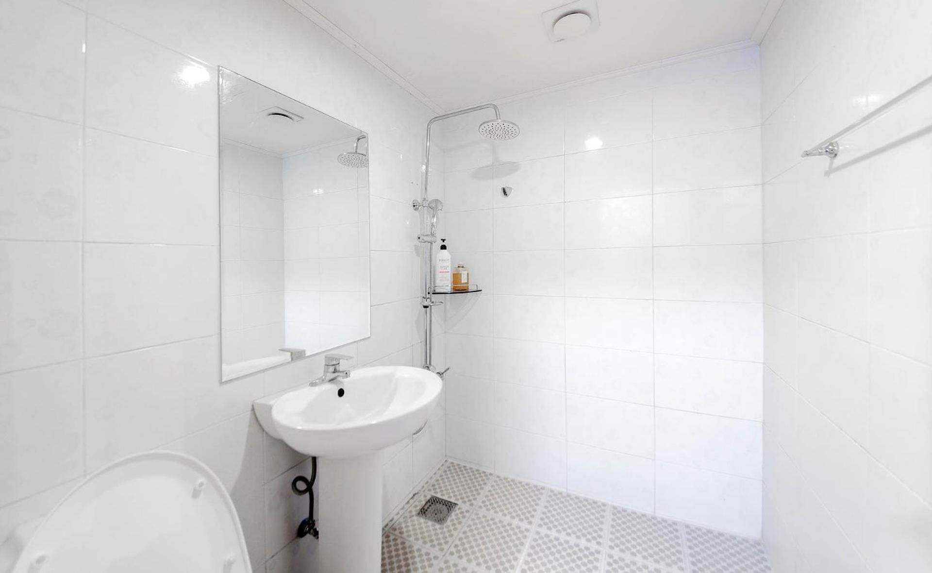 Single Room with Bathroom - Photo 4