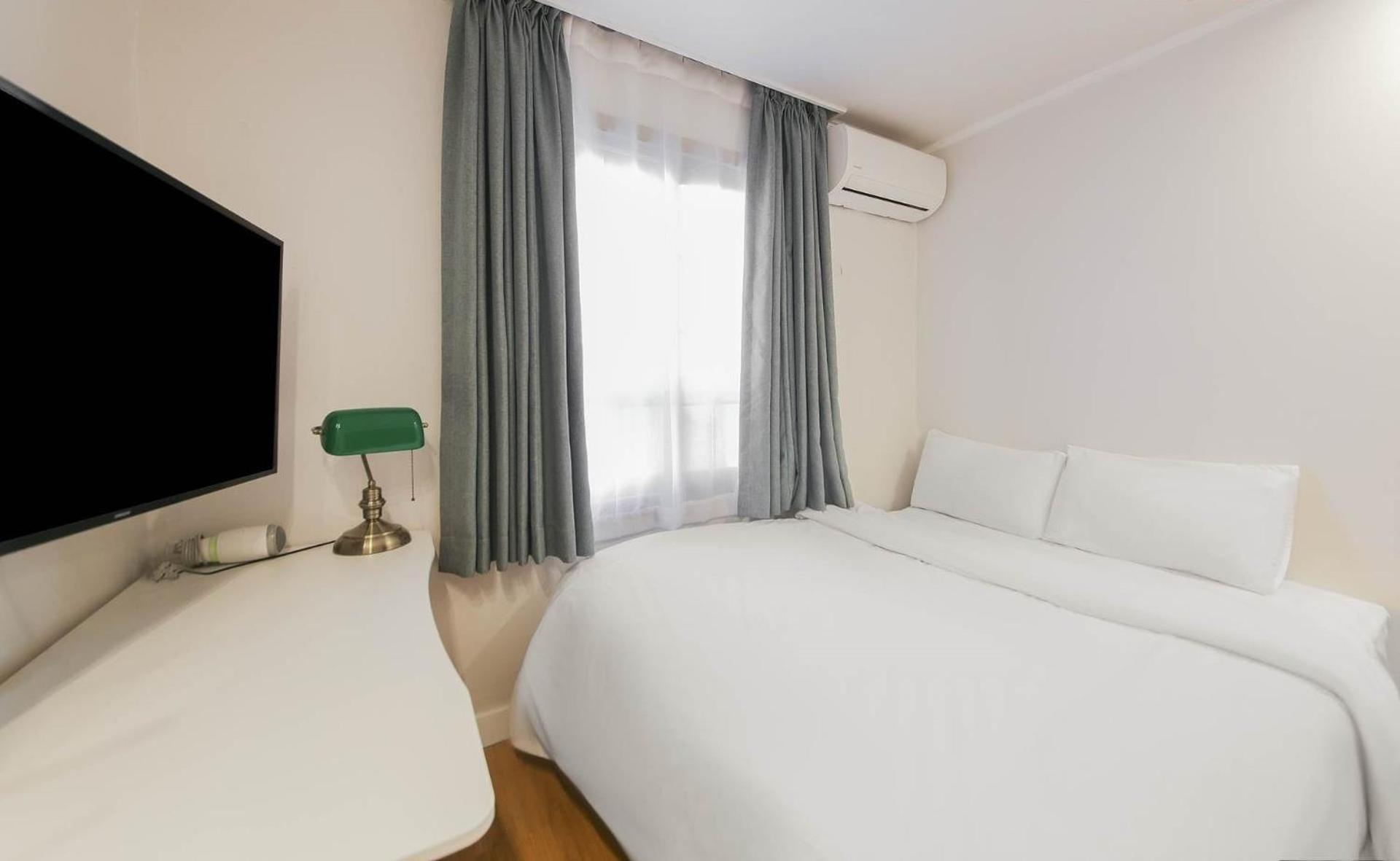 Single Room with Bathroom - Photo 7