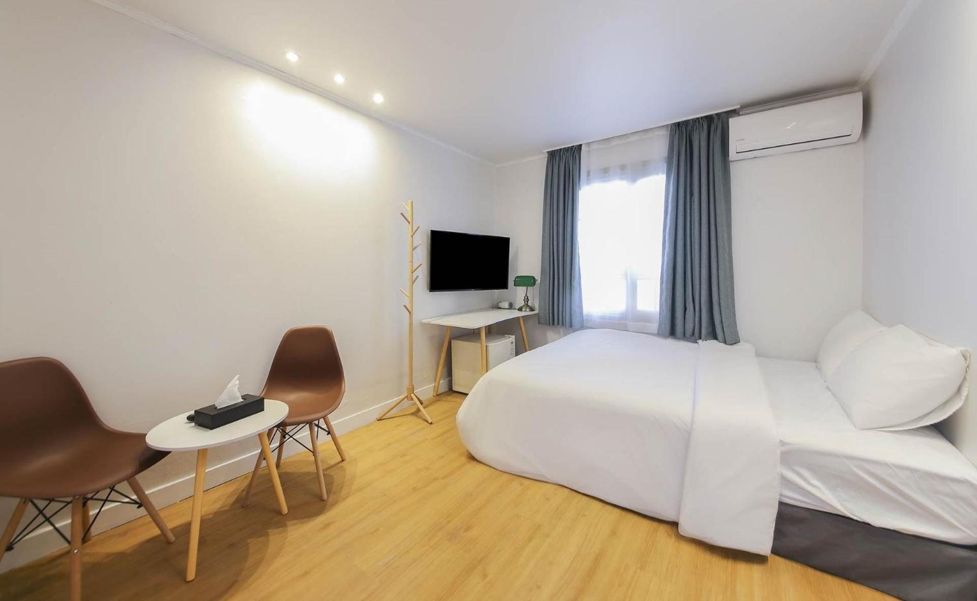 Single Room with Bathroom - Photo 6