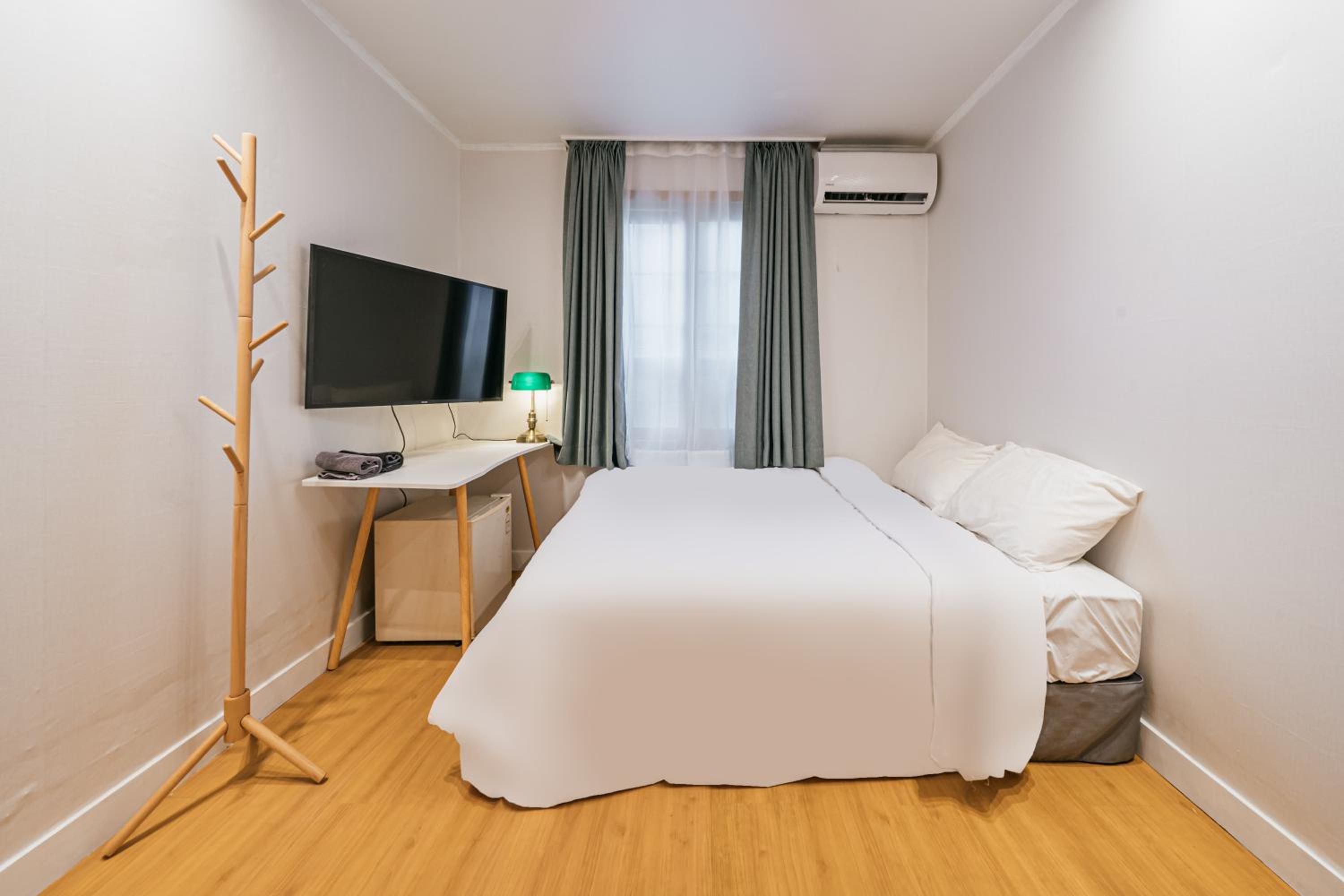 Single Room with Bathroom - Photo 11