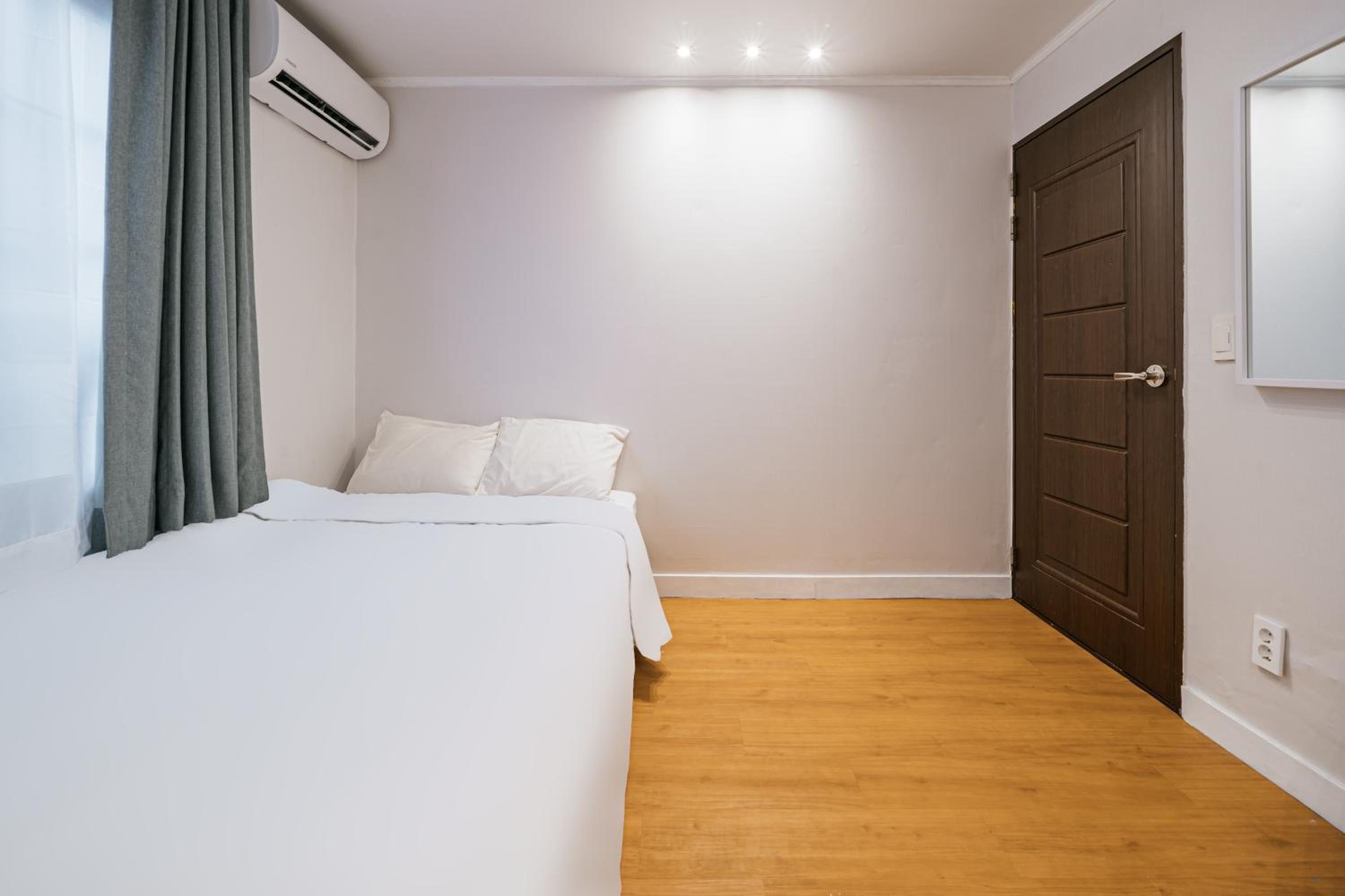 Single Room with Bathroom - Photo 13