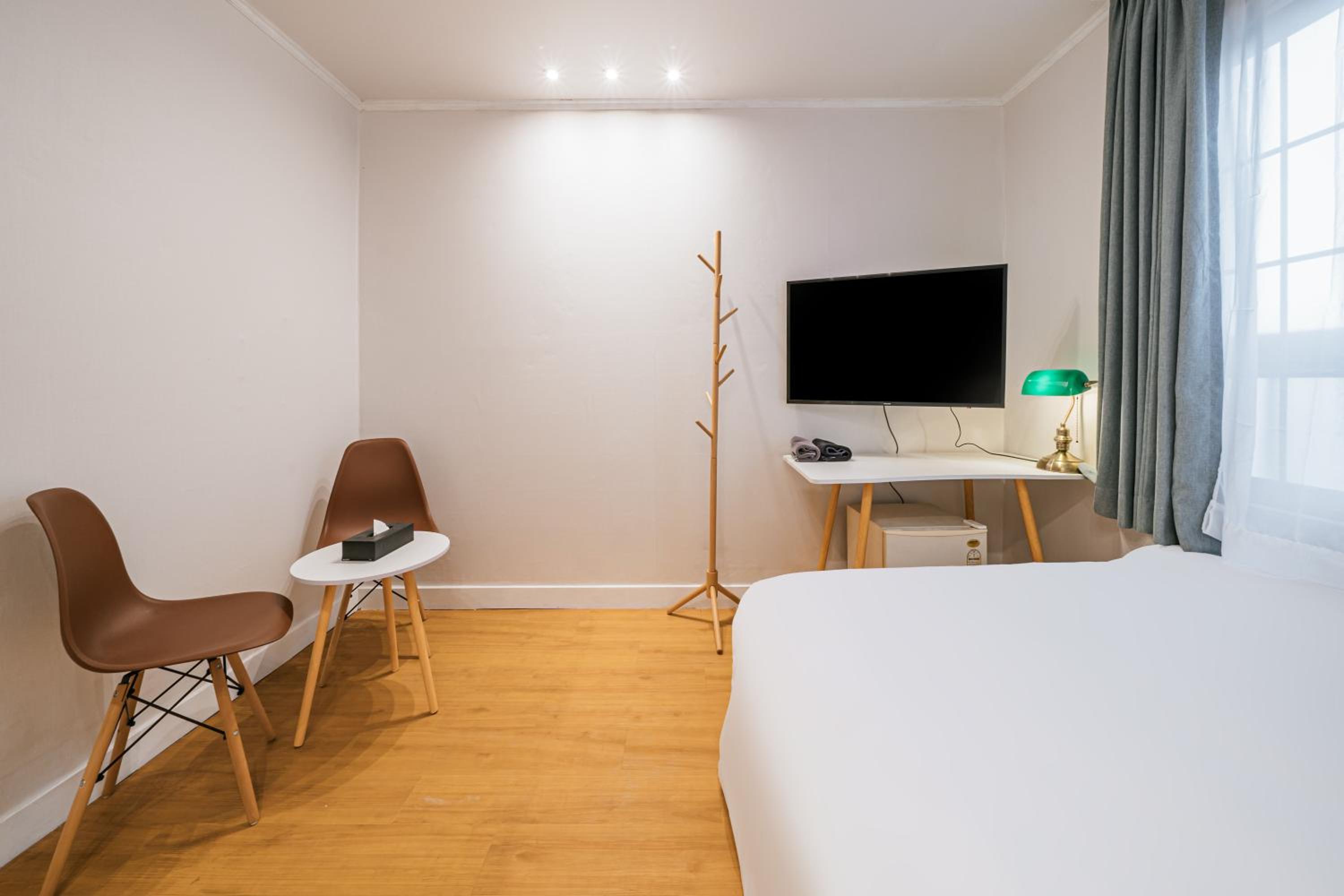 Single Room with Bathroom - Photo 9