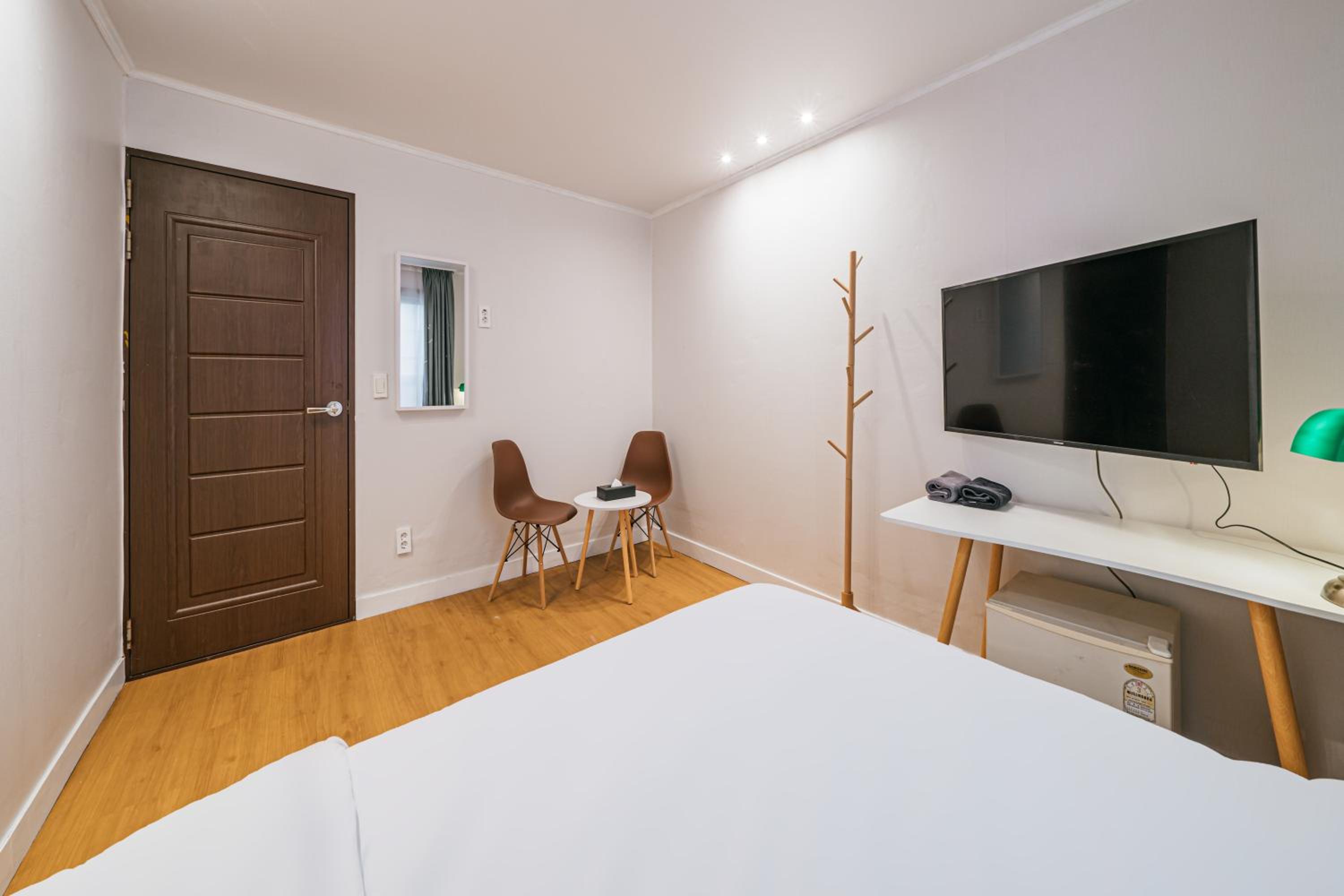 Single Room with Bathroom - Photo 8