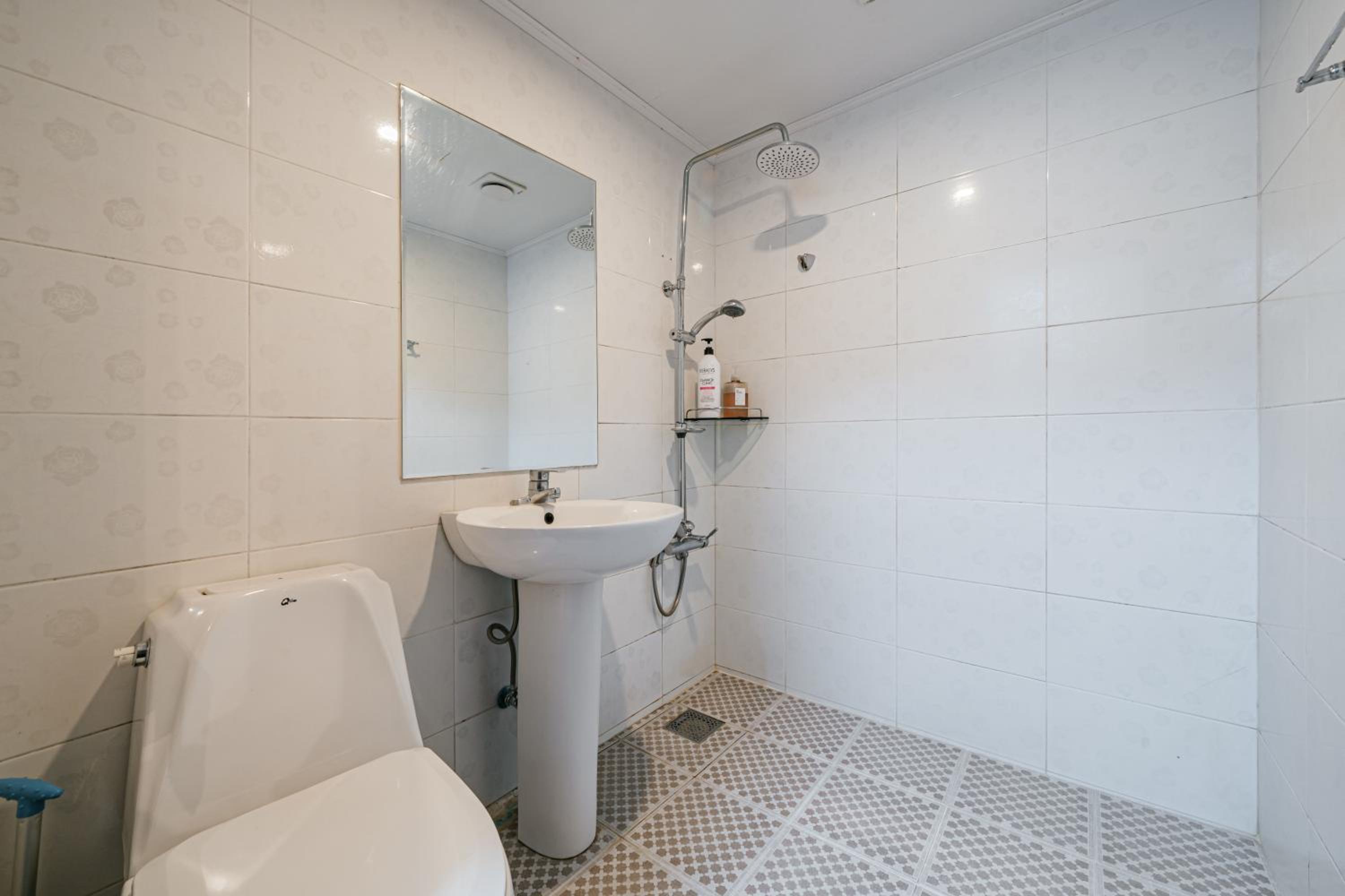 Single Room with Bathroom - Photo 2