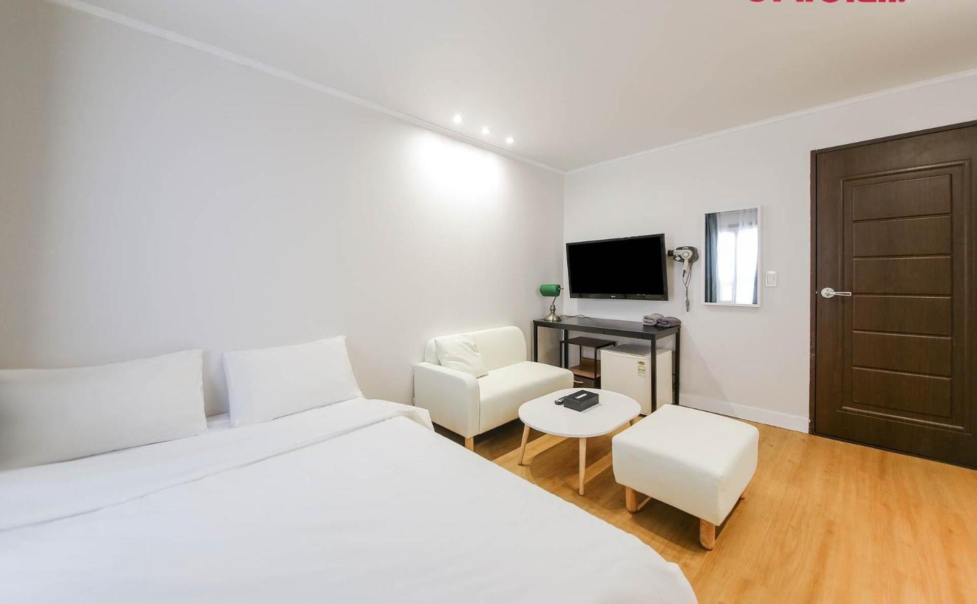 Double Room with Private Bathroom - Photo 4