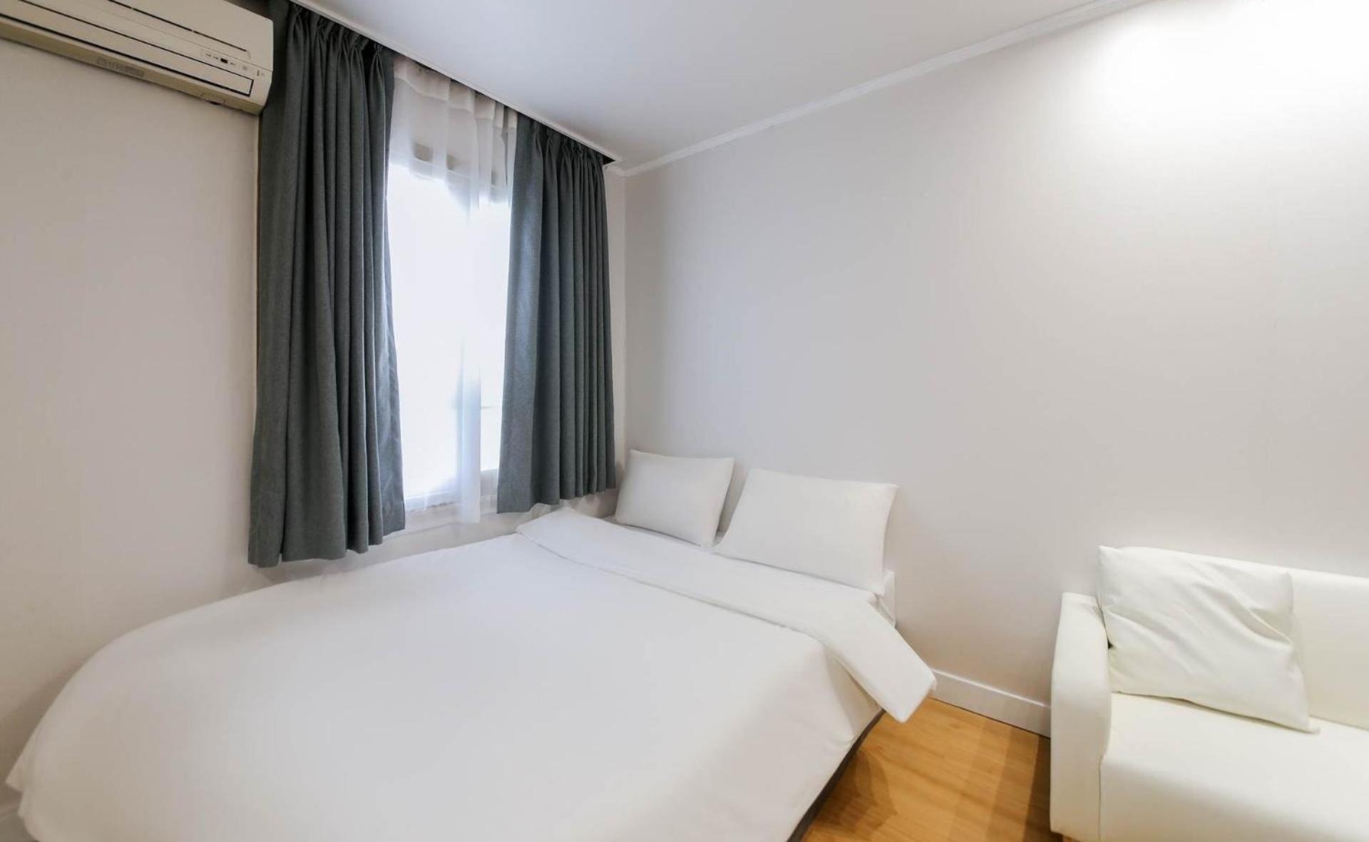 Double Room with Private Bathroom - Photo 2