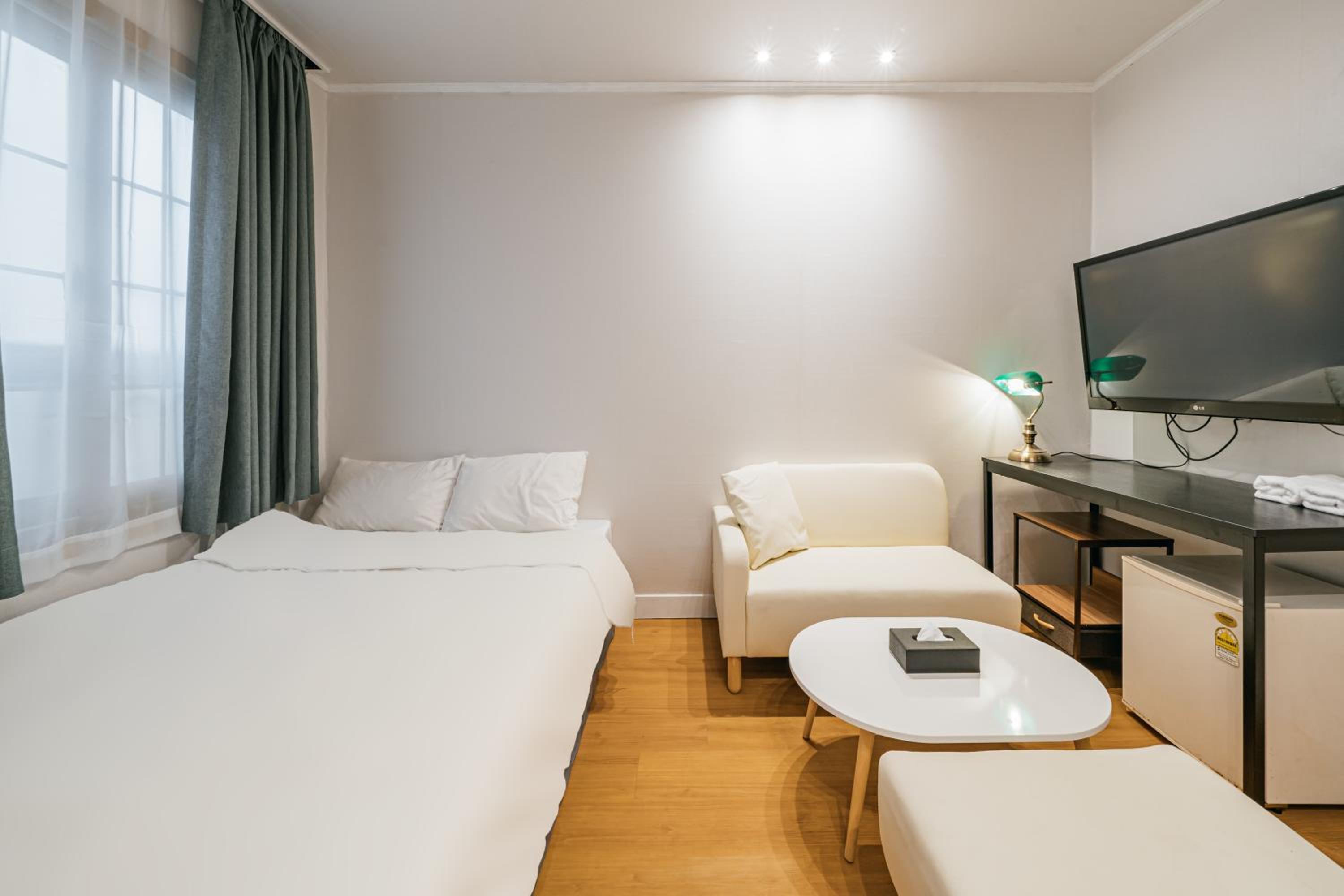 Double Room with Private Bathroom - Photo 13