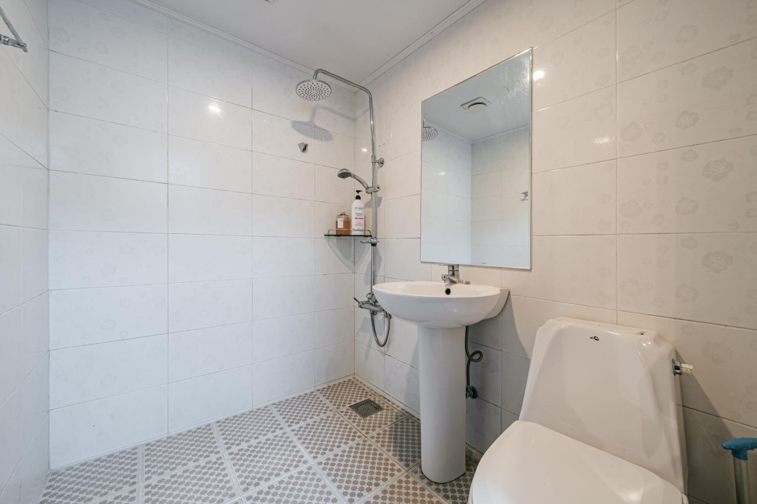 Double Room with Private Bathroom - Photo 12