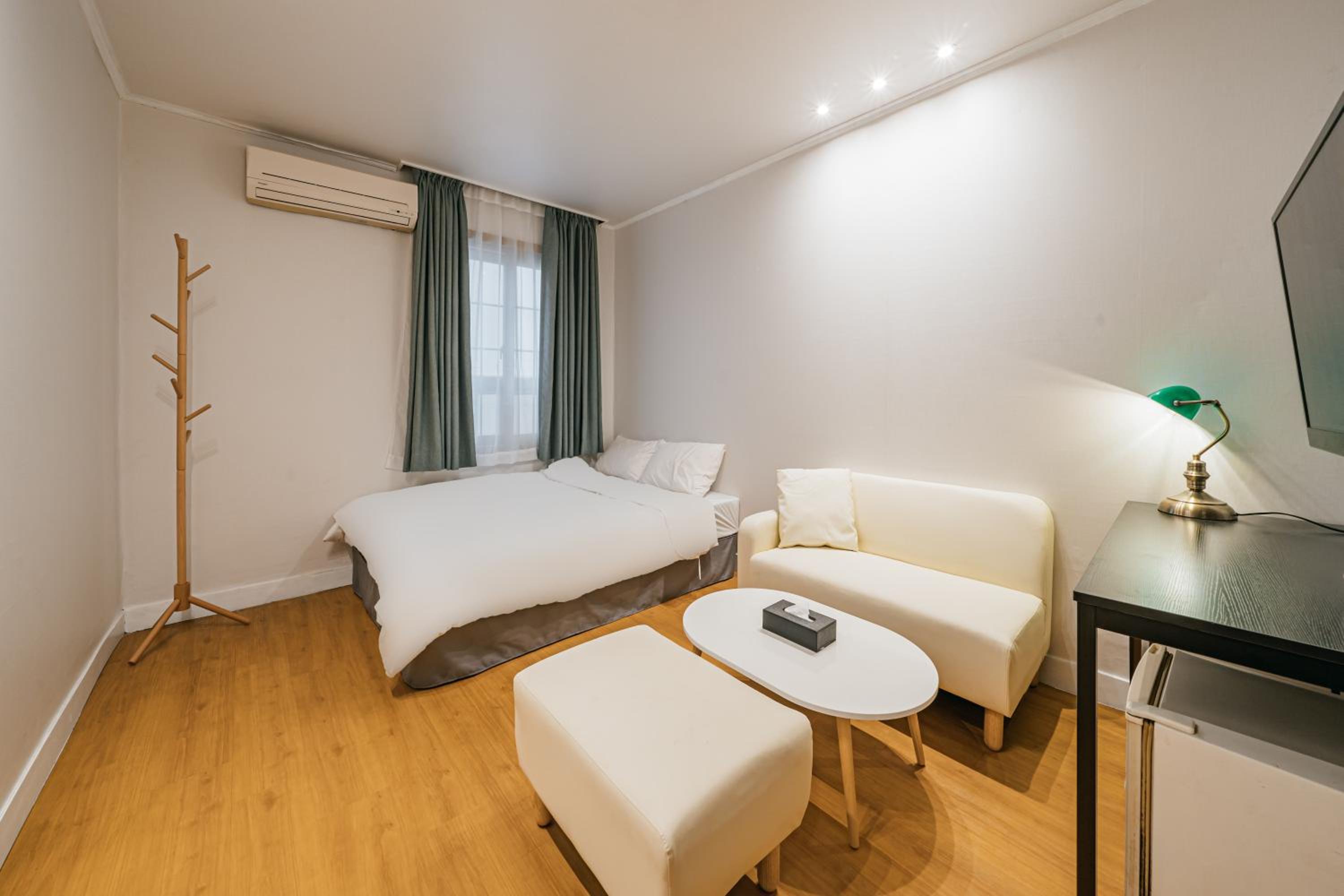 Double Room with Private Bathroom - Photo 10