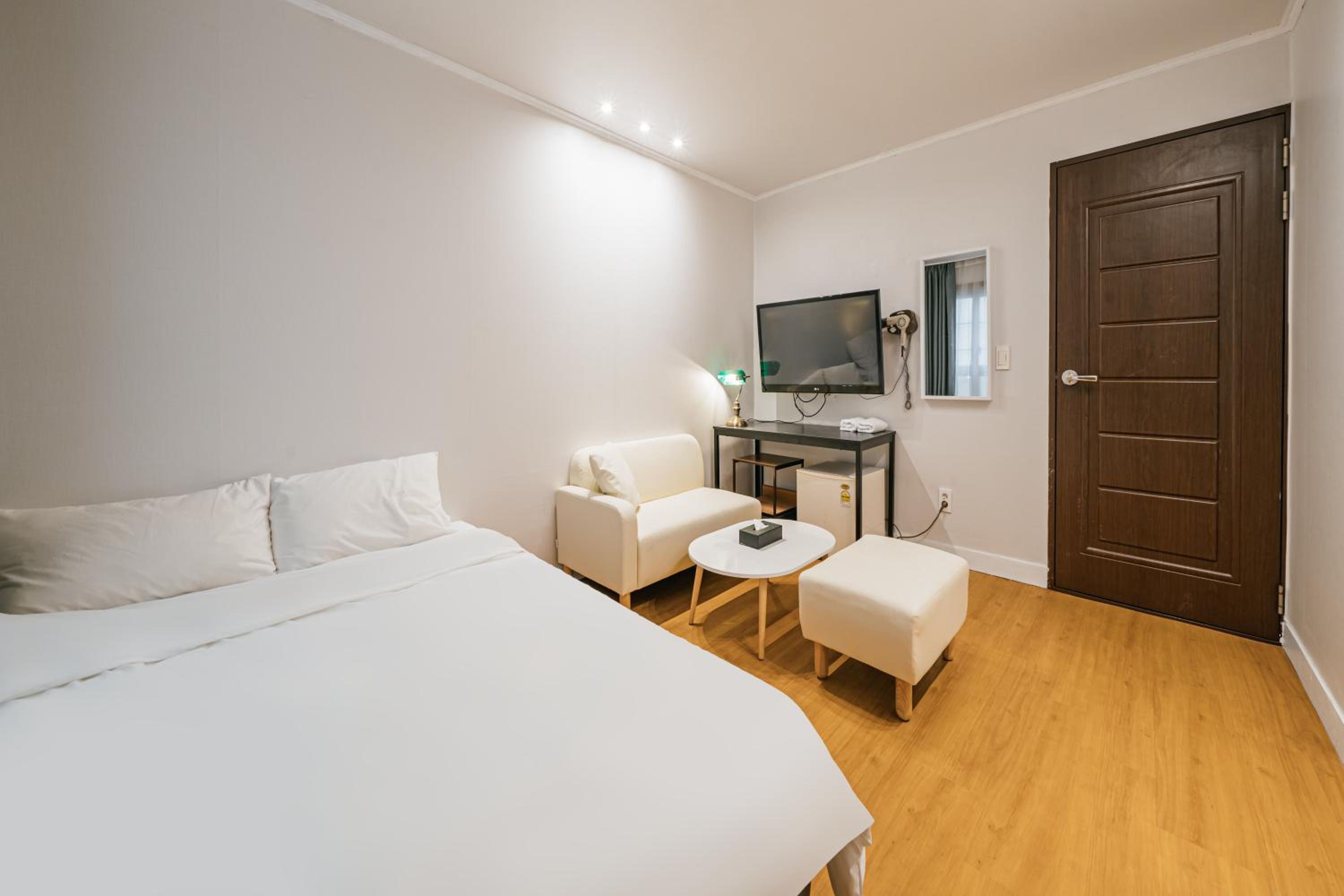 Double Room with Private Bathroom - Photo 11