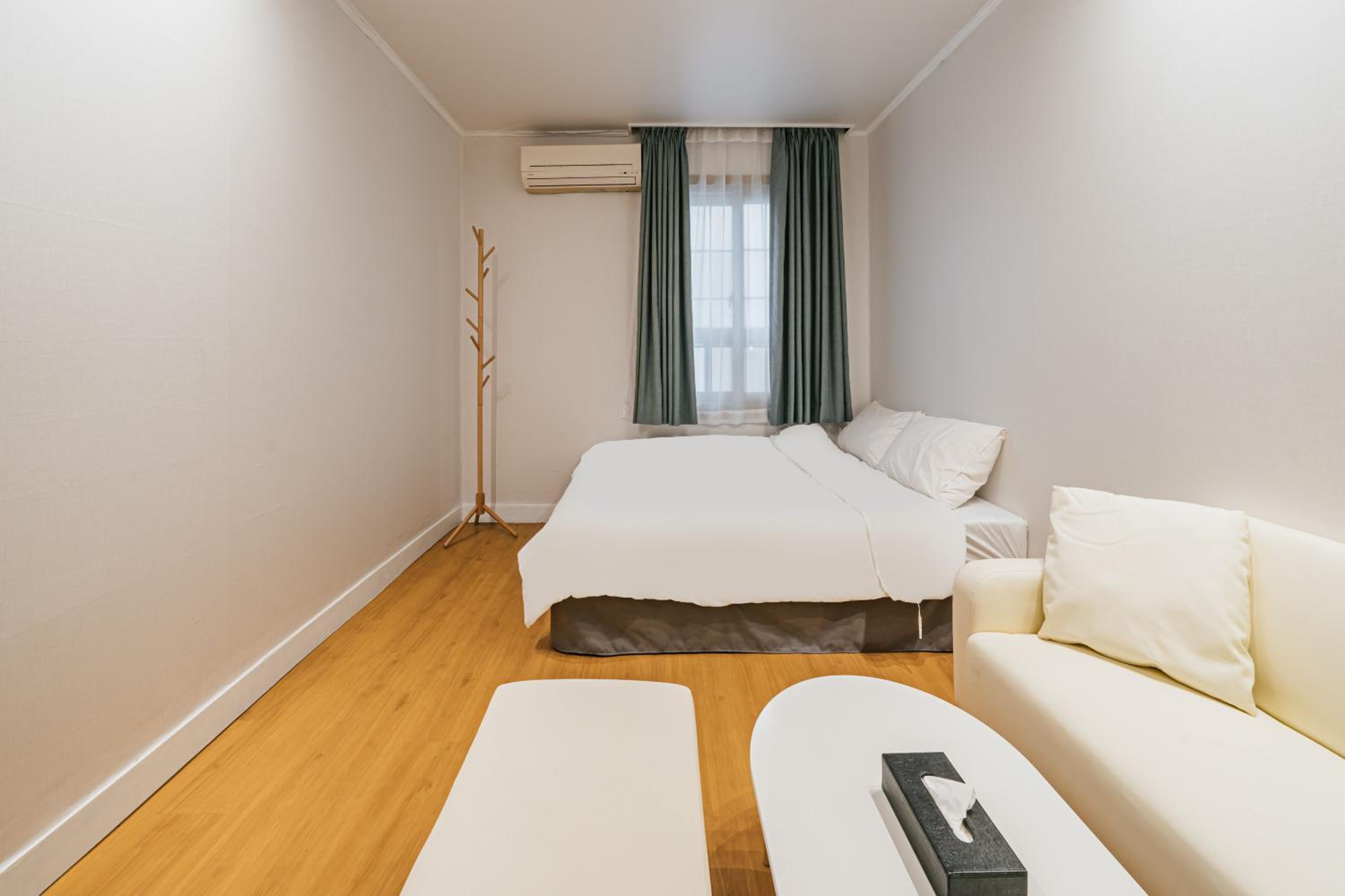 Double Room with Private Bathroom - Photo 9