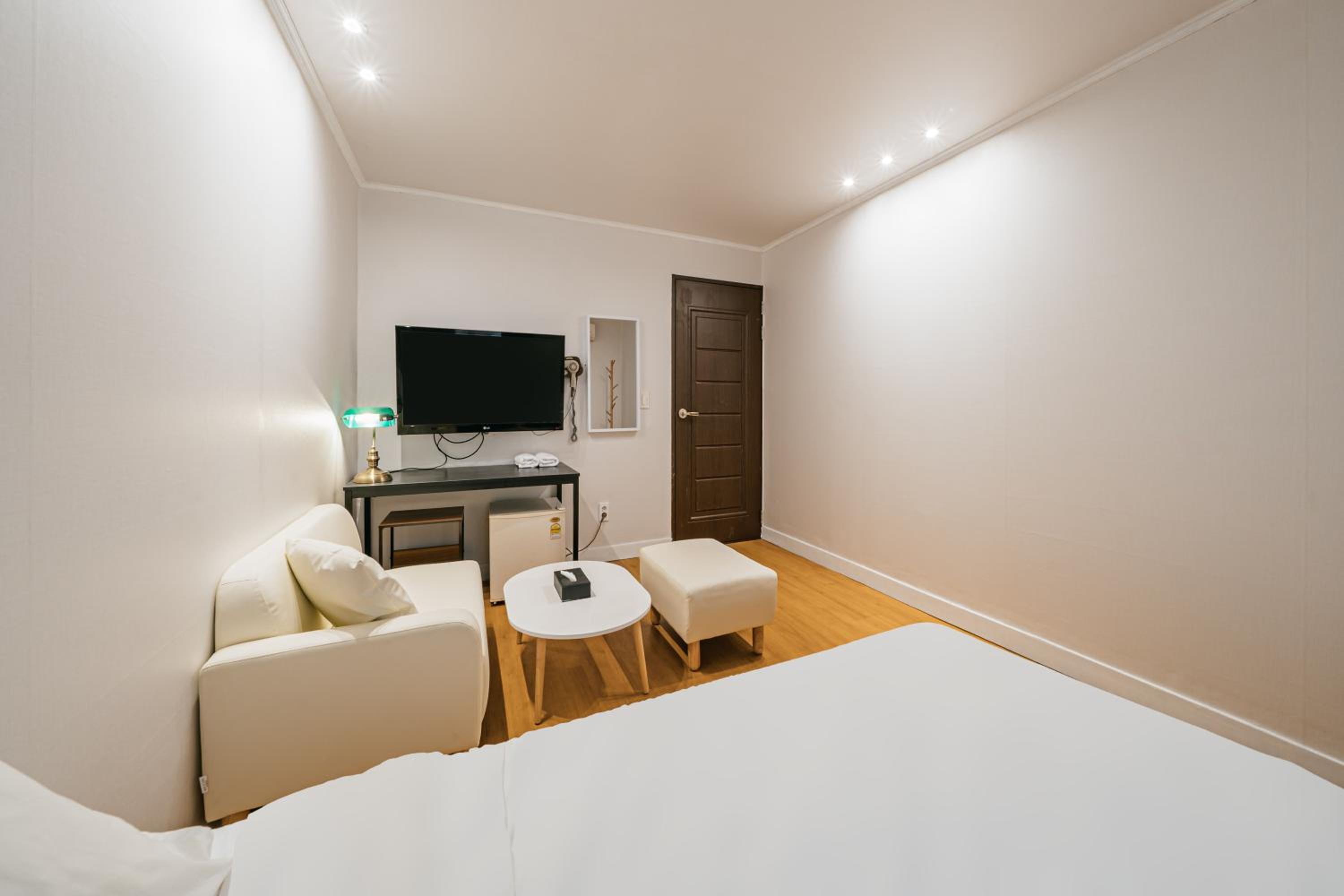 Double Room with Private Bathroom - Photo 8
