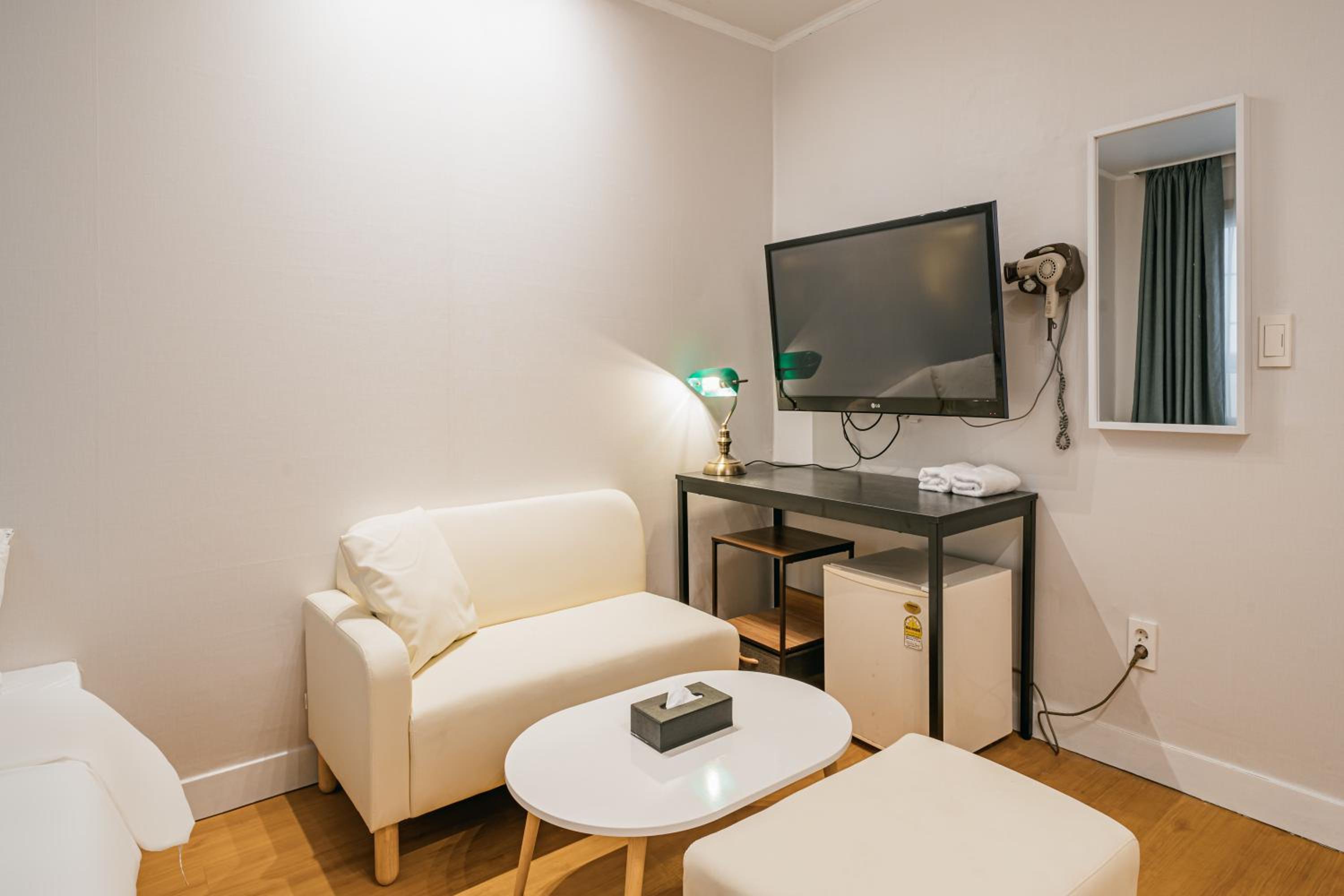 Double Room with Private Bathroom - Photo 7