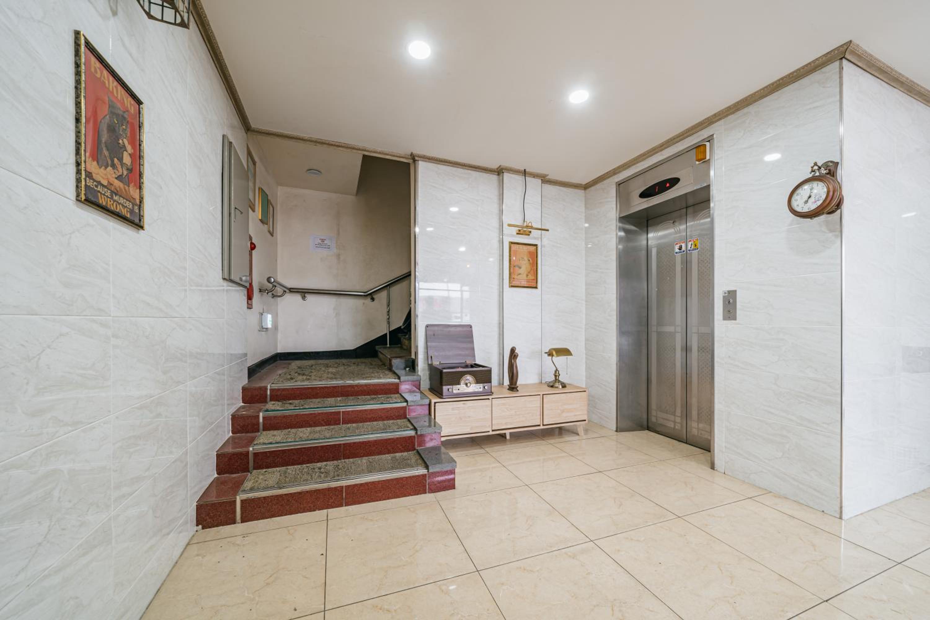 Twin Room with Private Bathroom - Photo 3