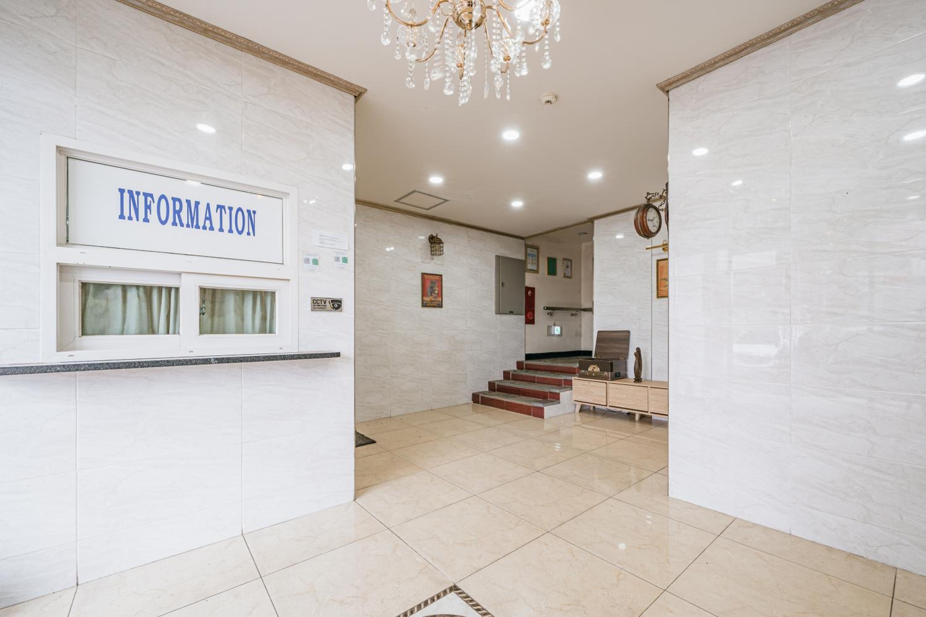 Twin Room with Private Bathroom - Photo 2