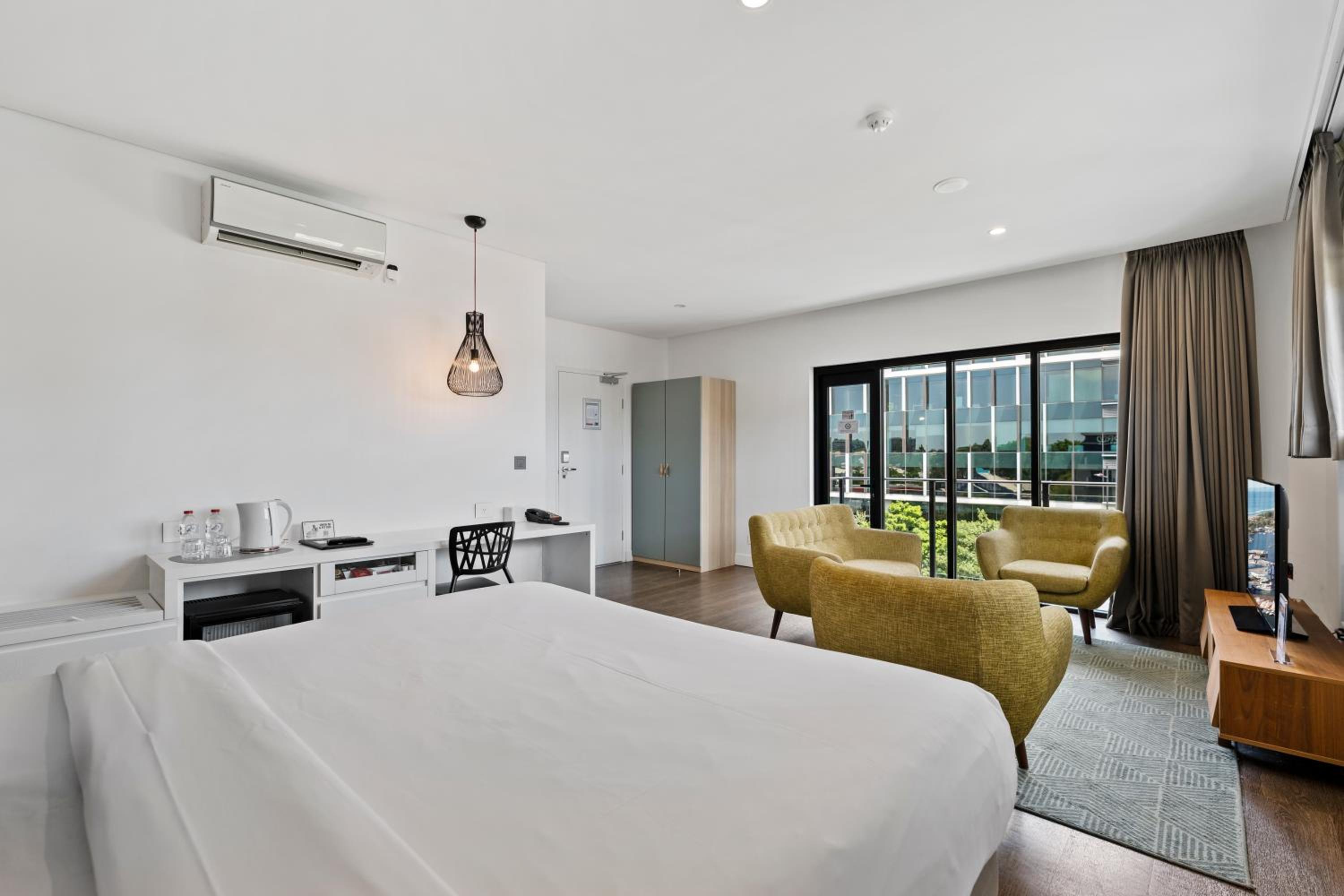 Deluxe King Suite - Wheelchair Accessible/Non-Smoking thumbnail 6