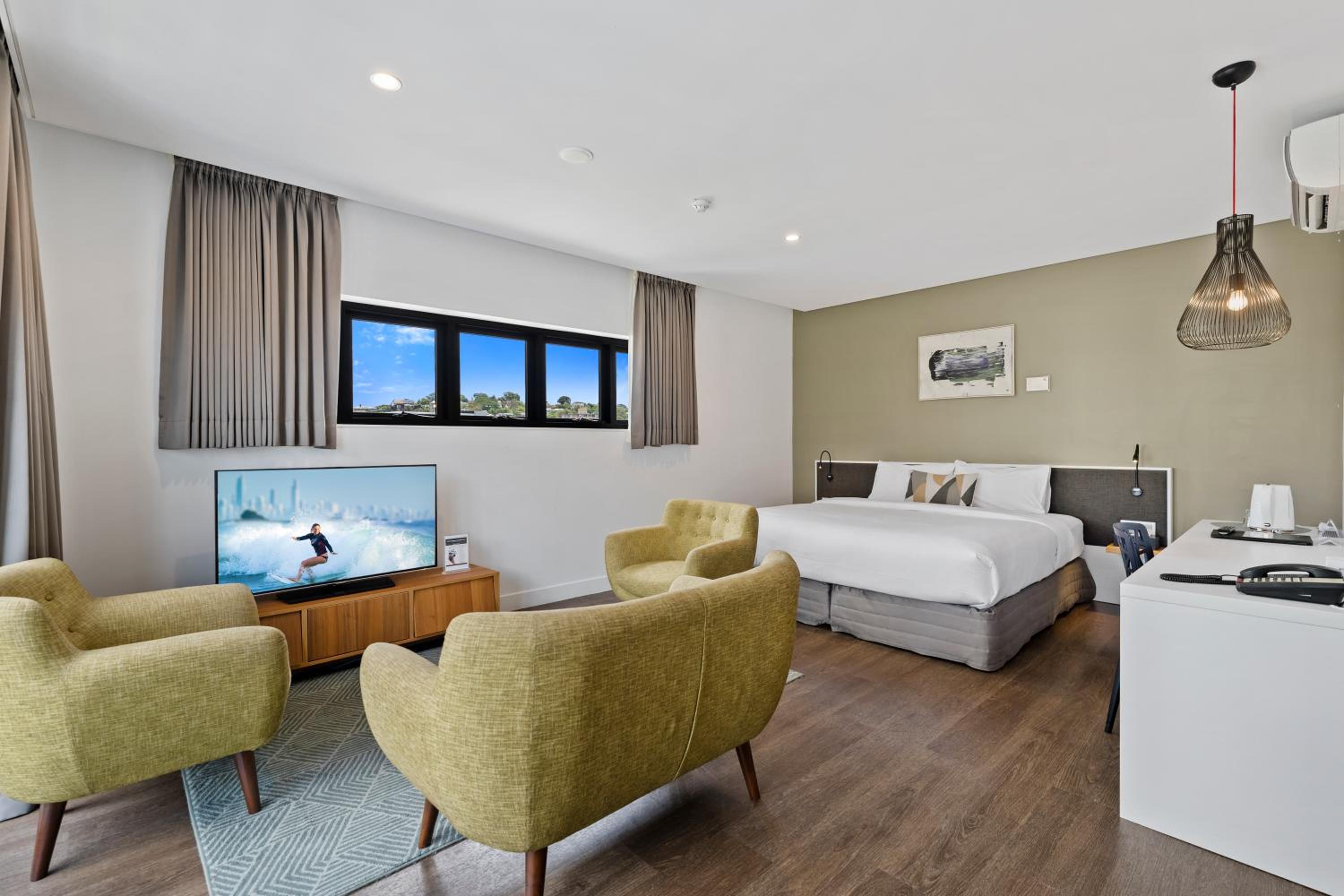 Deluxe King Suite - Wheelchair Accessible/Non-Smoking