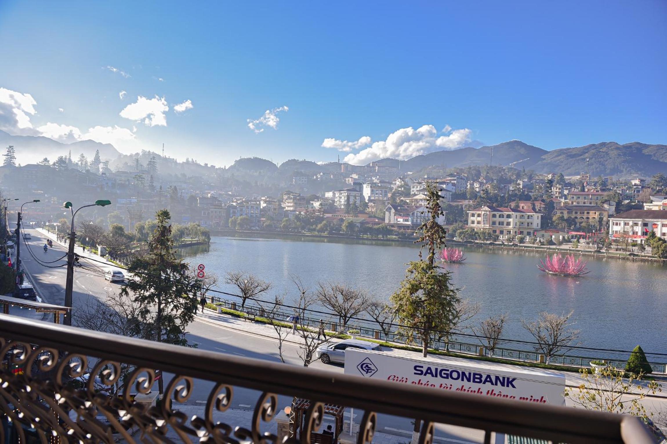 Double Room with Lake View - Photo 19