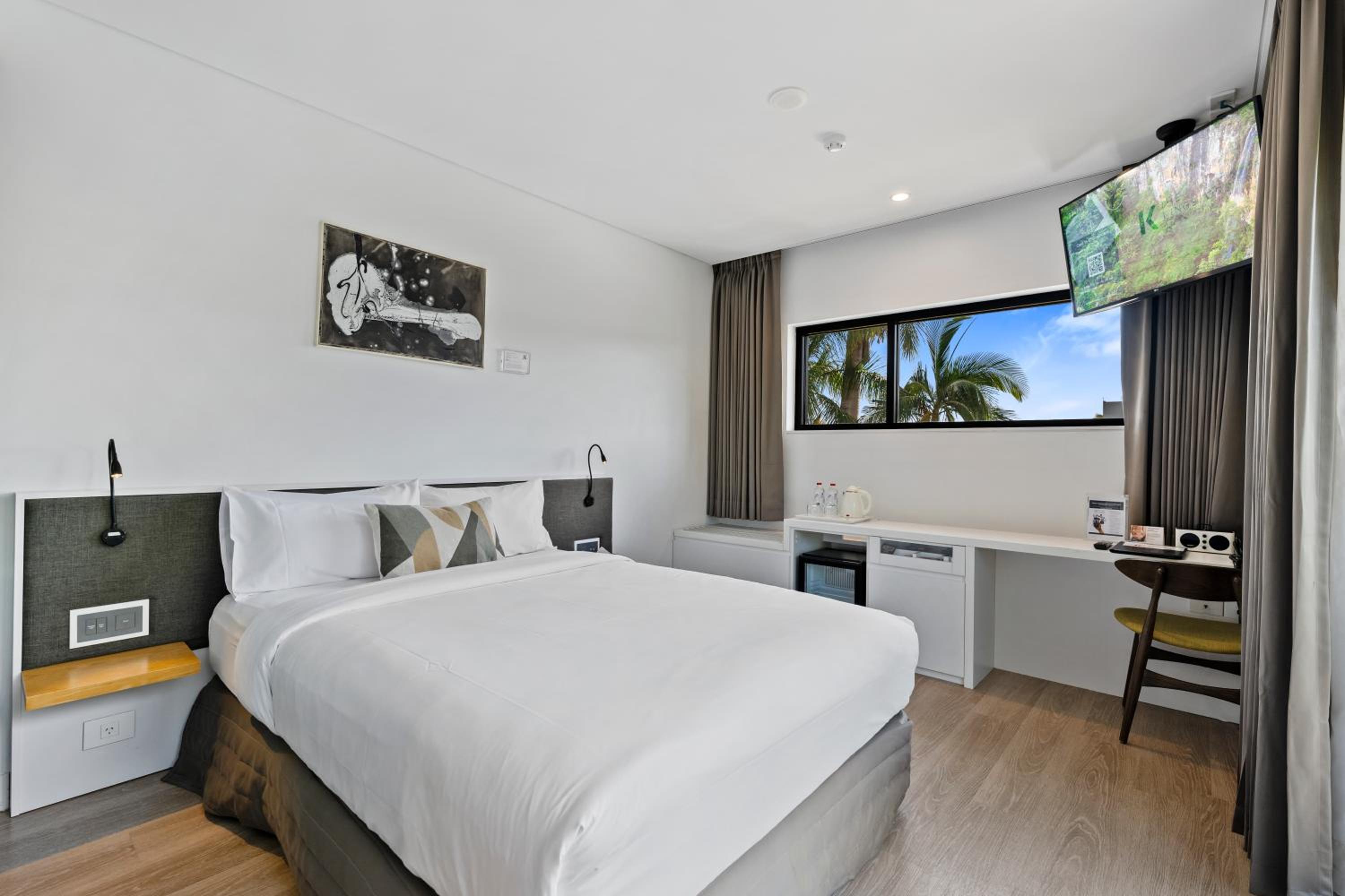 Corner Queen Suite with Balcony - Non-Smoking