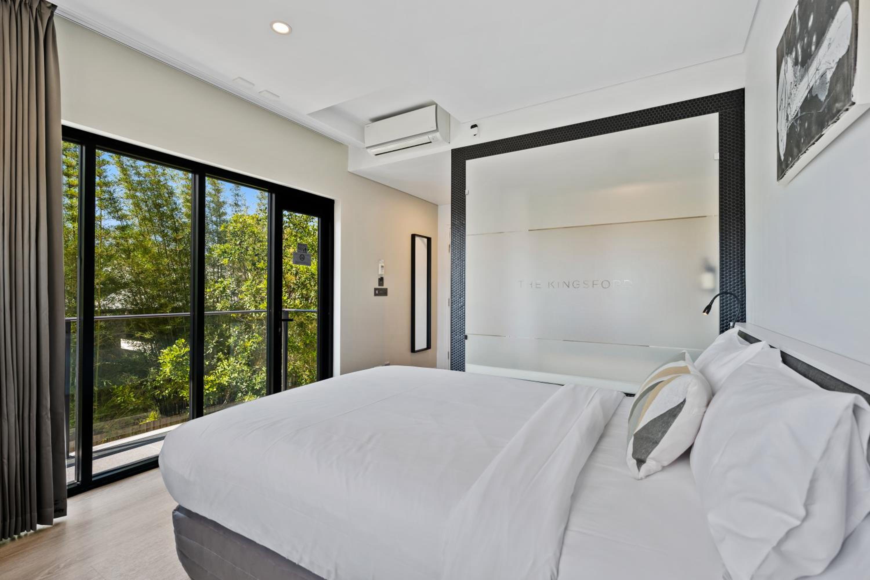 Corner Queen Suite with Balcony - Non-Smoking