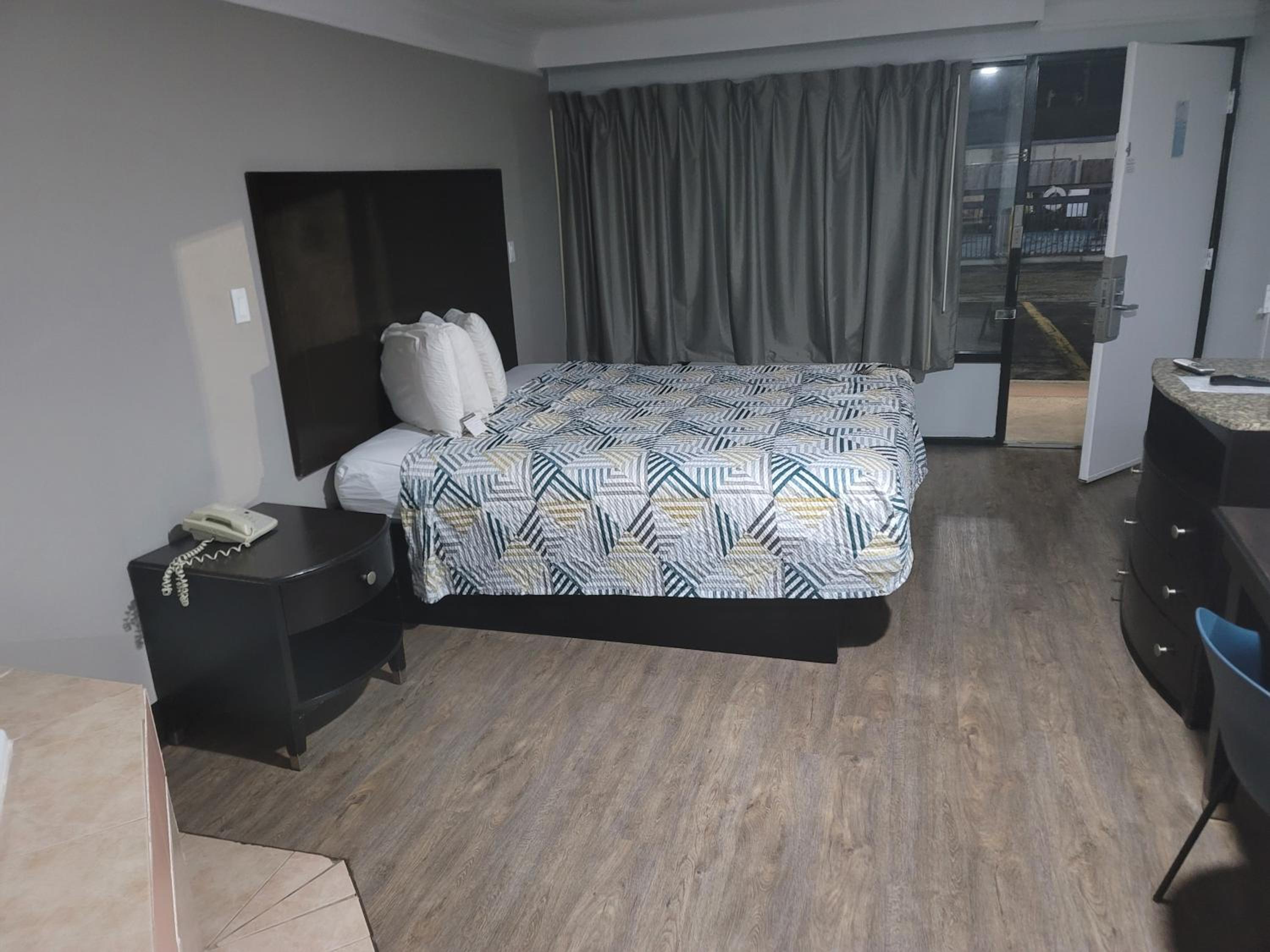 Deluxe King Room - Non-Smoking photo 1