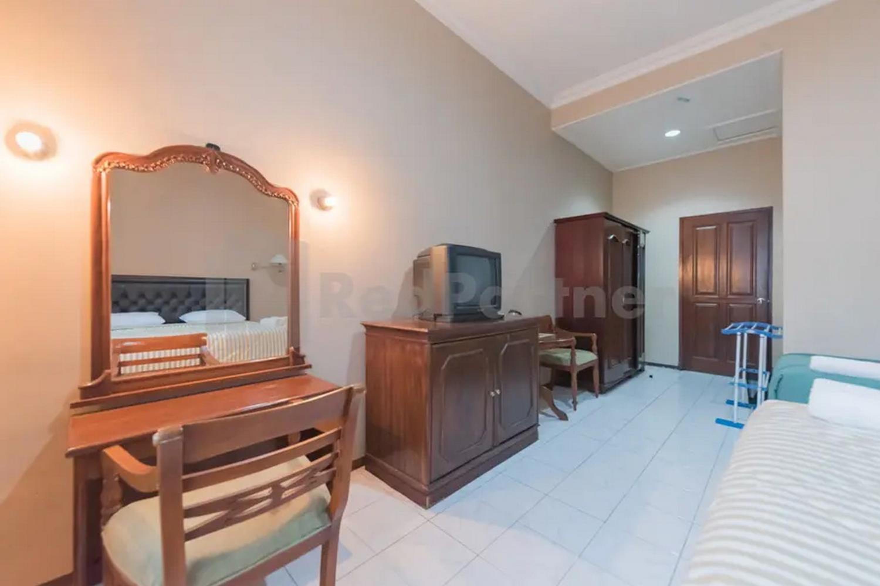 Deluxe Room - Photo 7