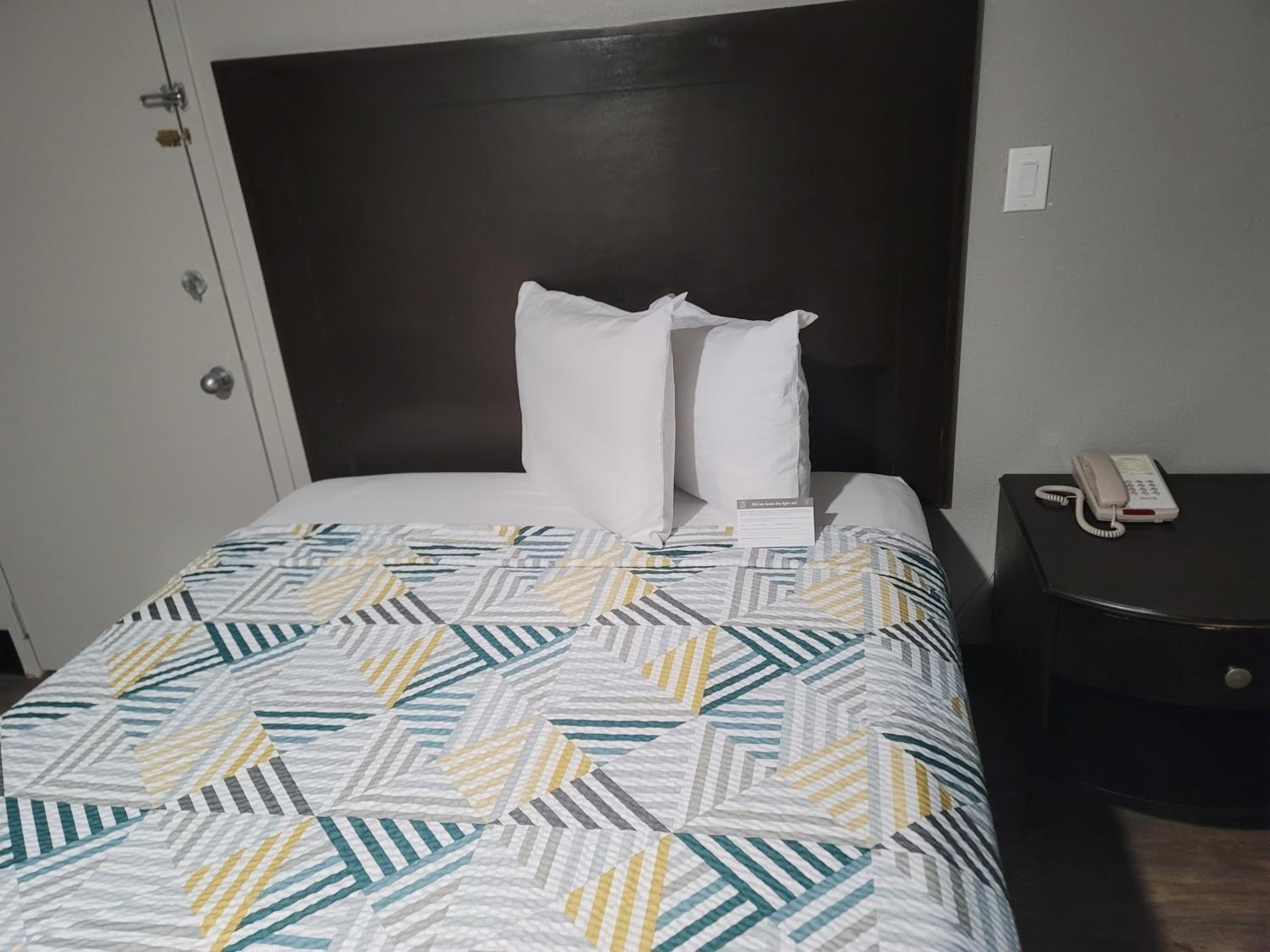 Queen Room with Two Queen Beds - Smoking photo 1