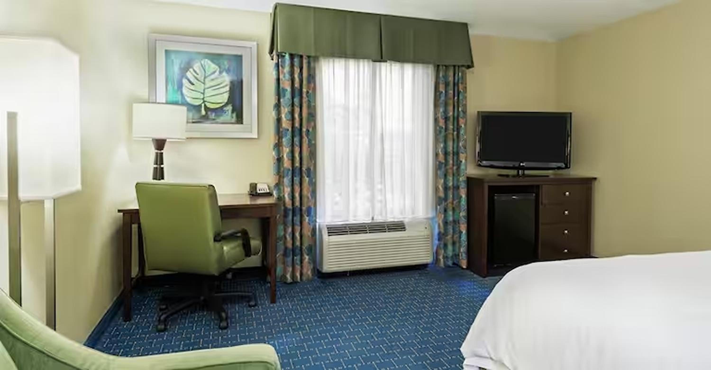 King Room with King Bed - Non-Smoking - Photo 4