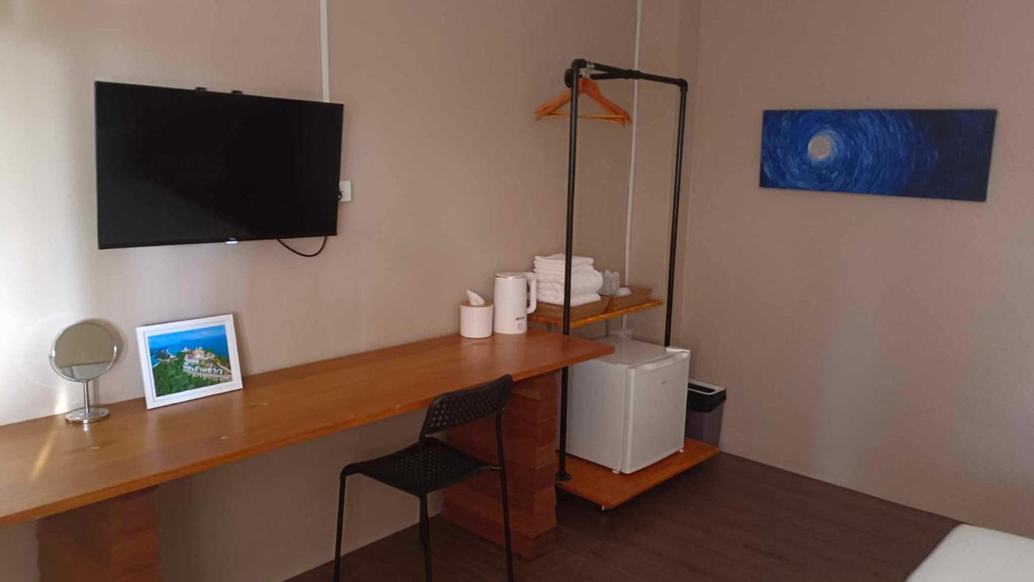 Queen Room with Balcony - Photo 11