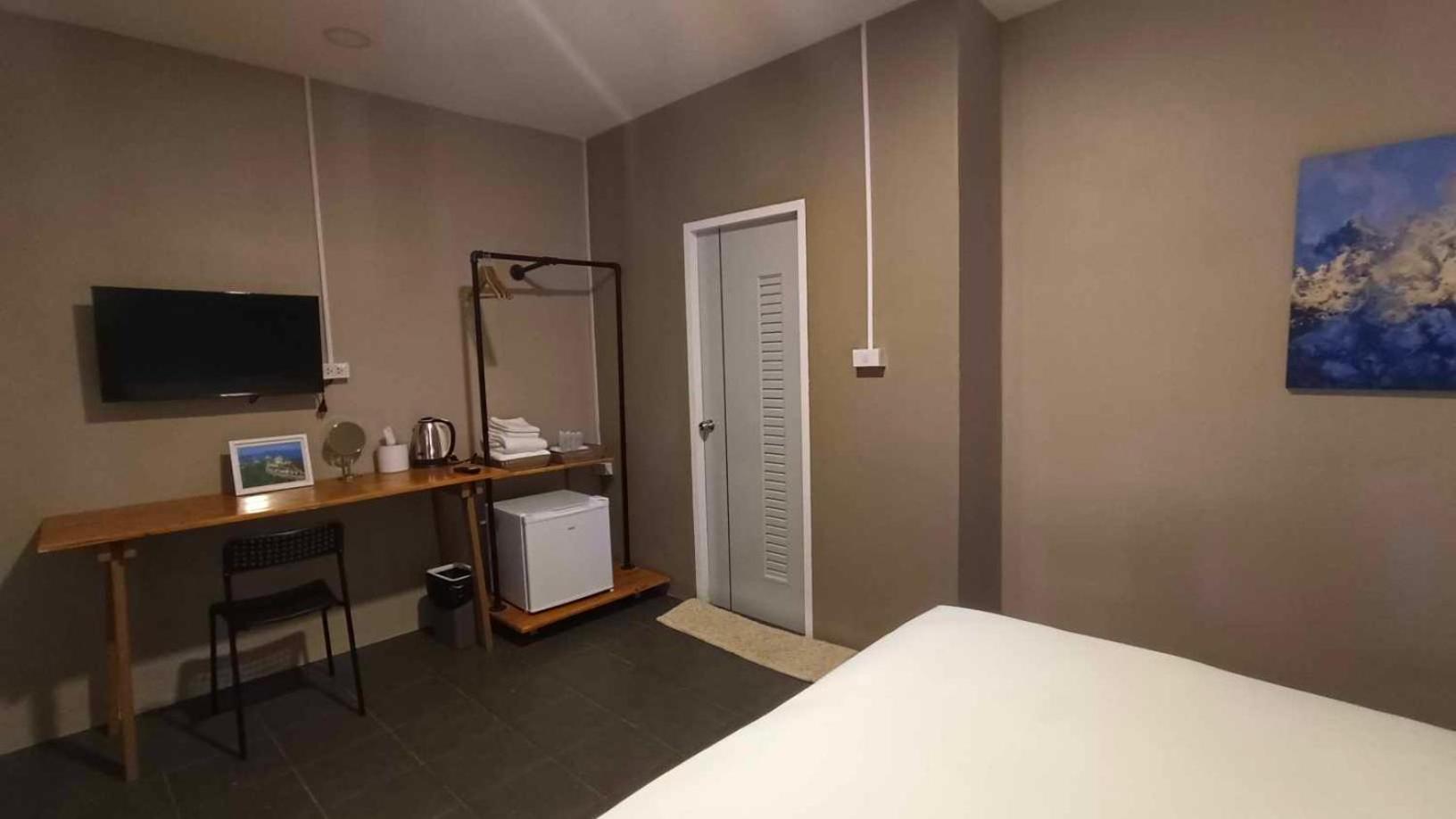 Queen Room with Balcony - Photo 2