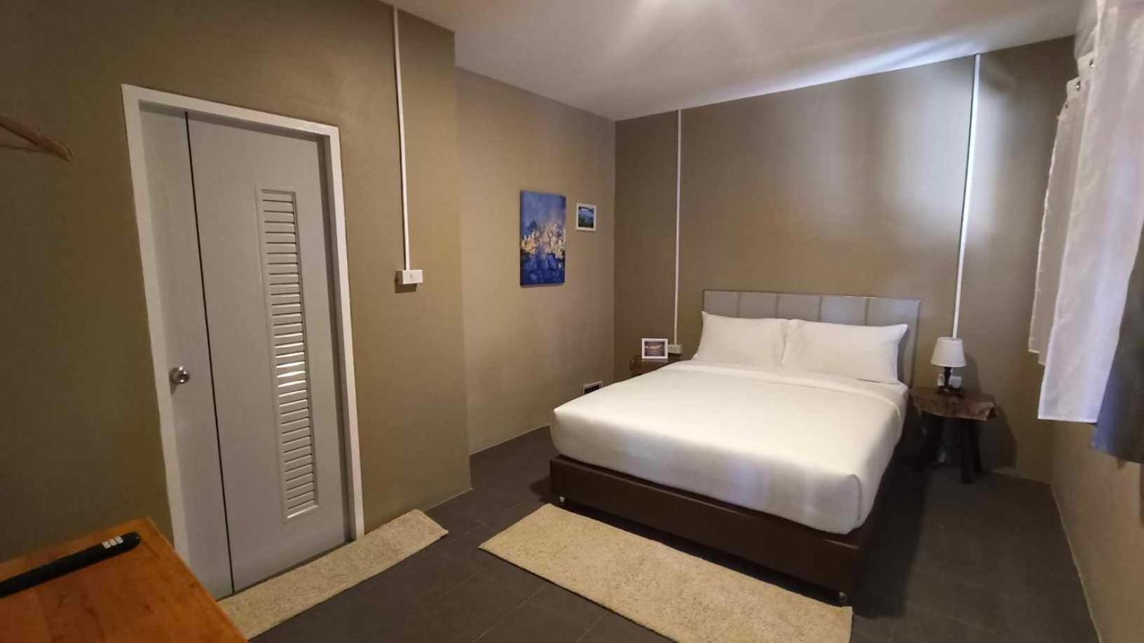 Queen Room with Balcony - Photo 10