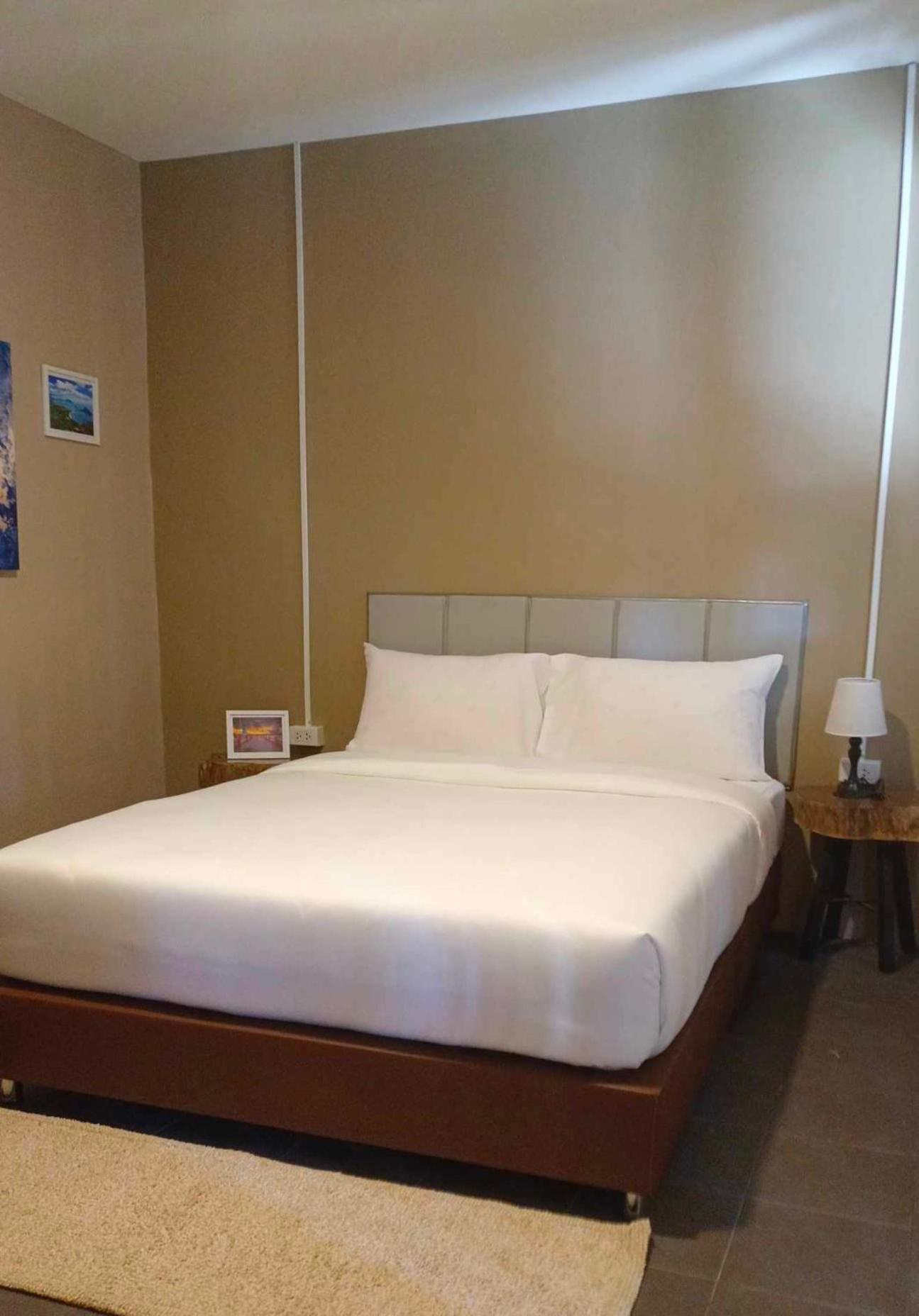Queen Room with Balcony - Photo 14