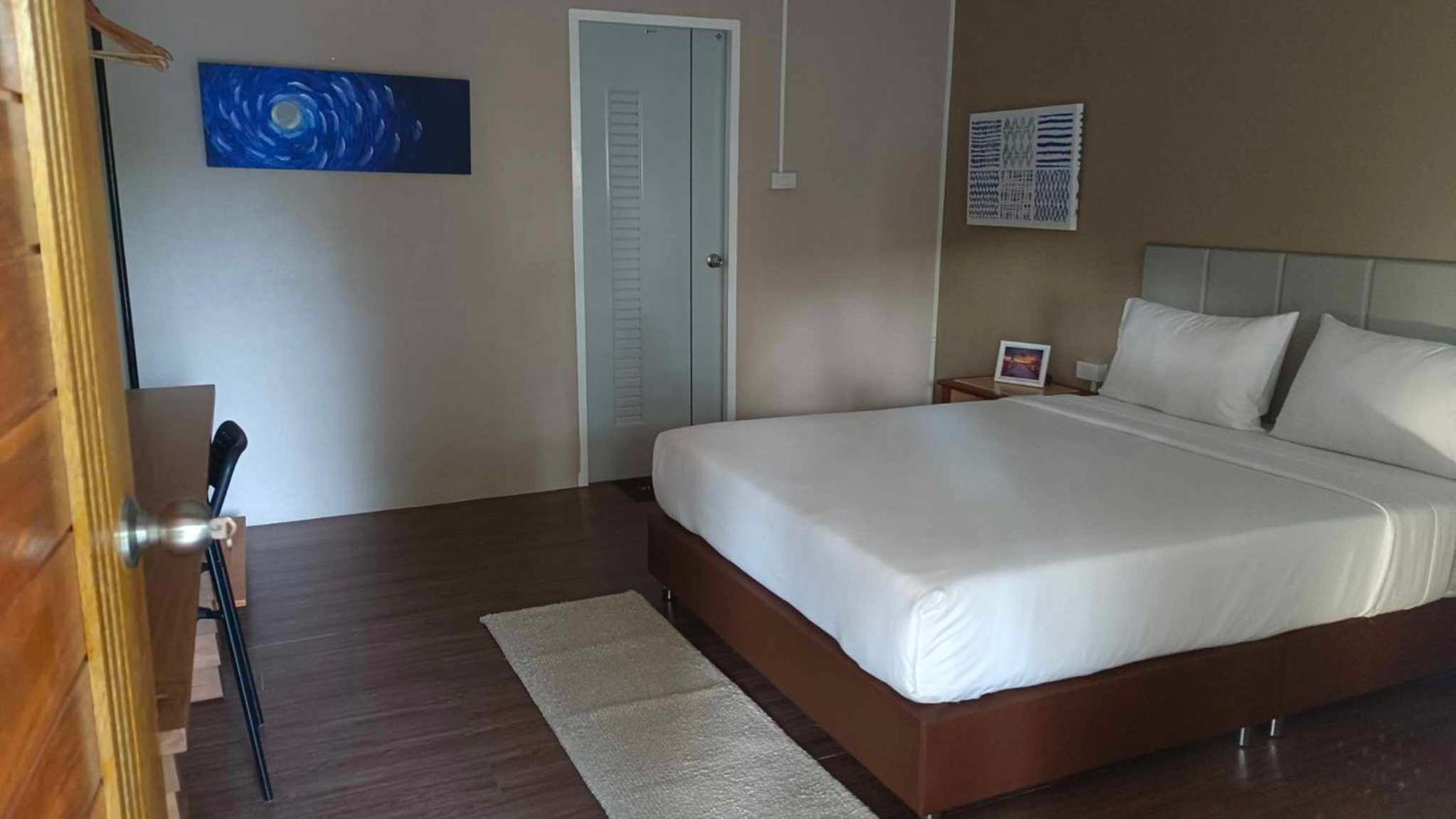Queen Room with Balcony - Photo 15