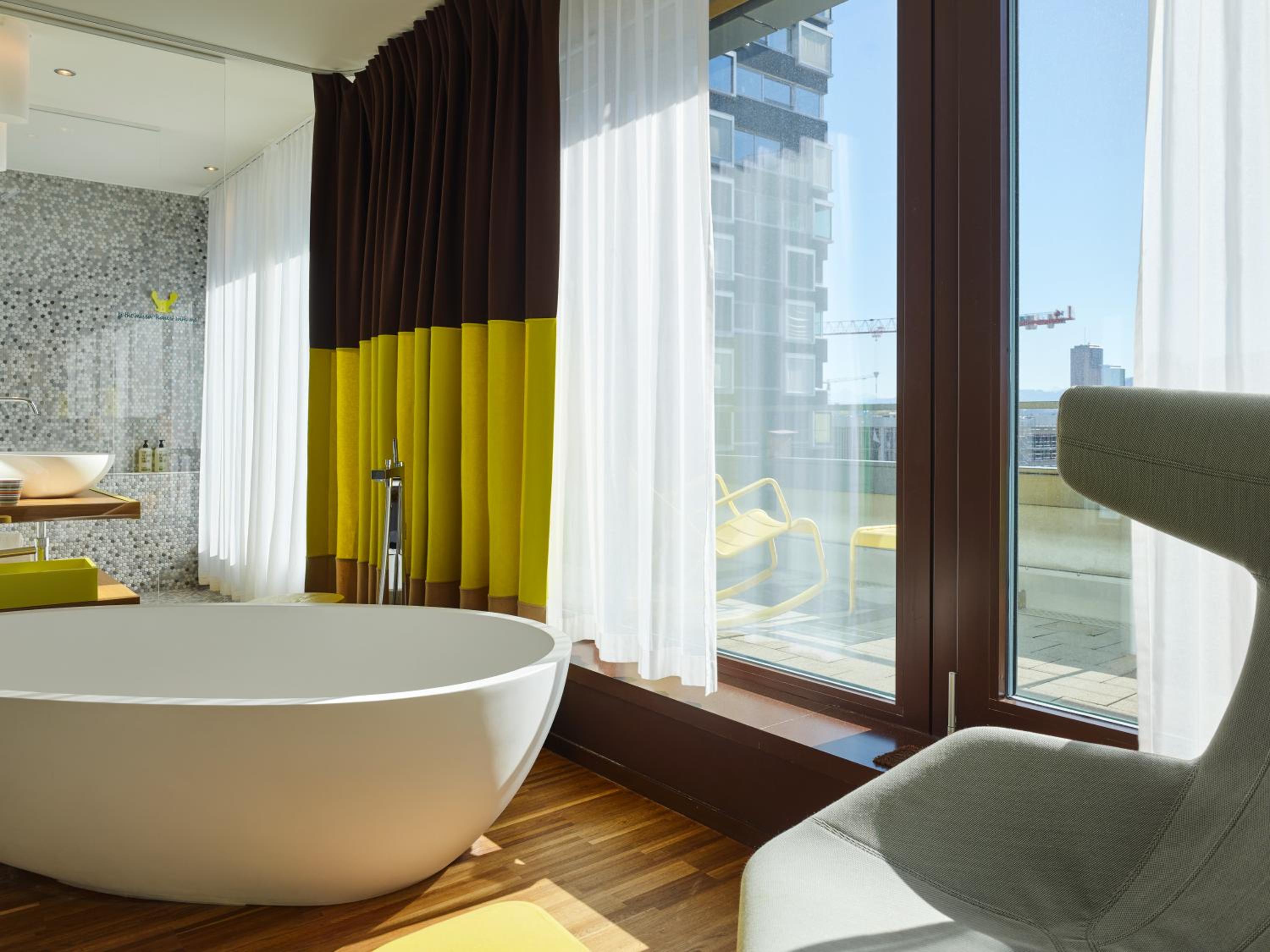 Suite - Photo 3